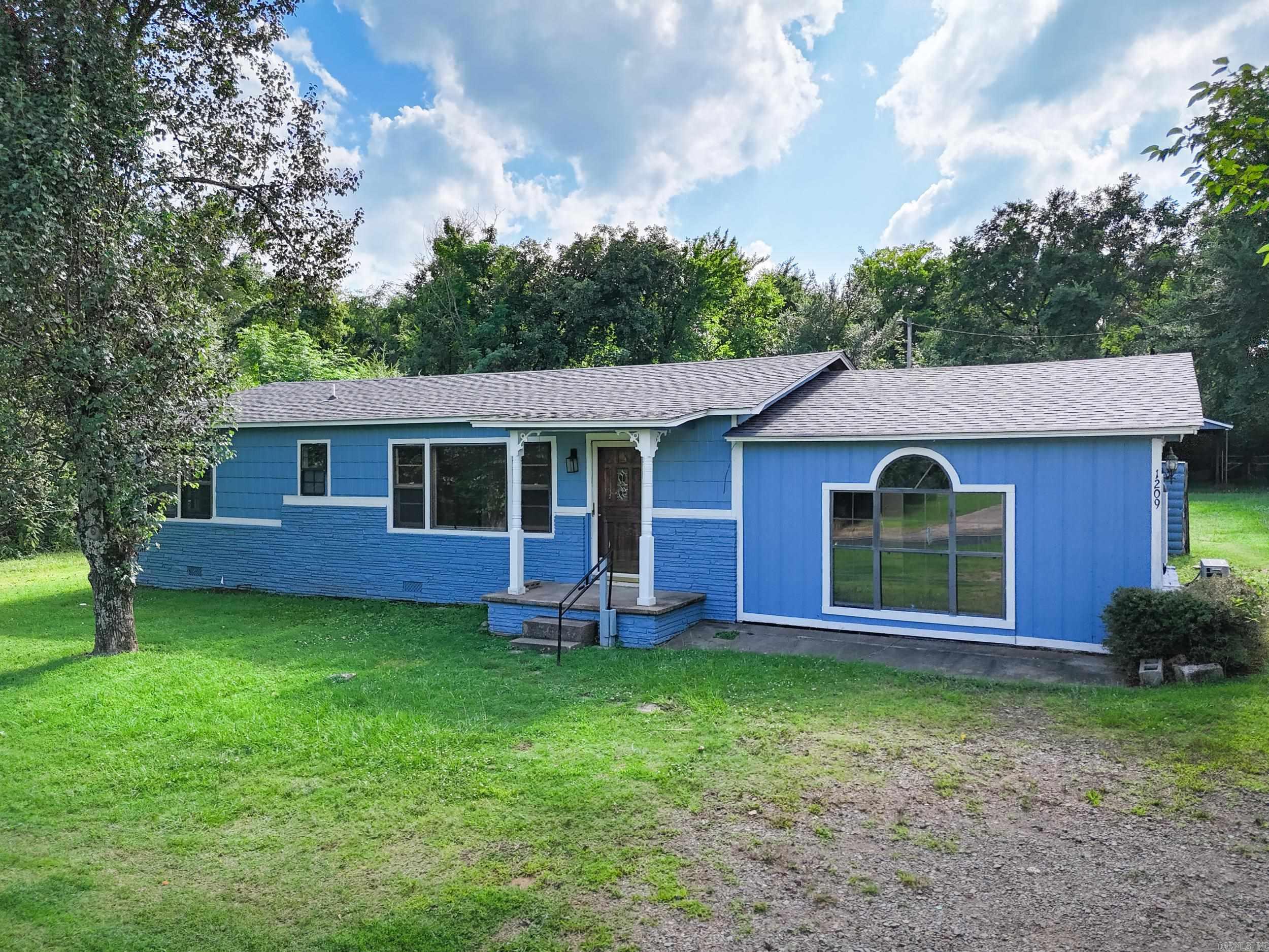 1209 N 3rd St Ozark, AR 72949