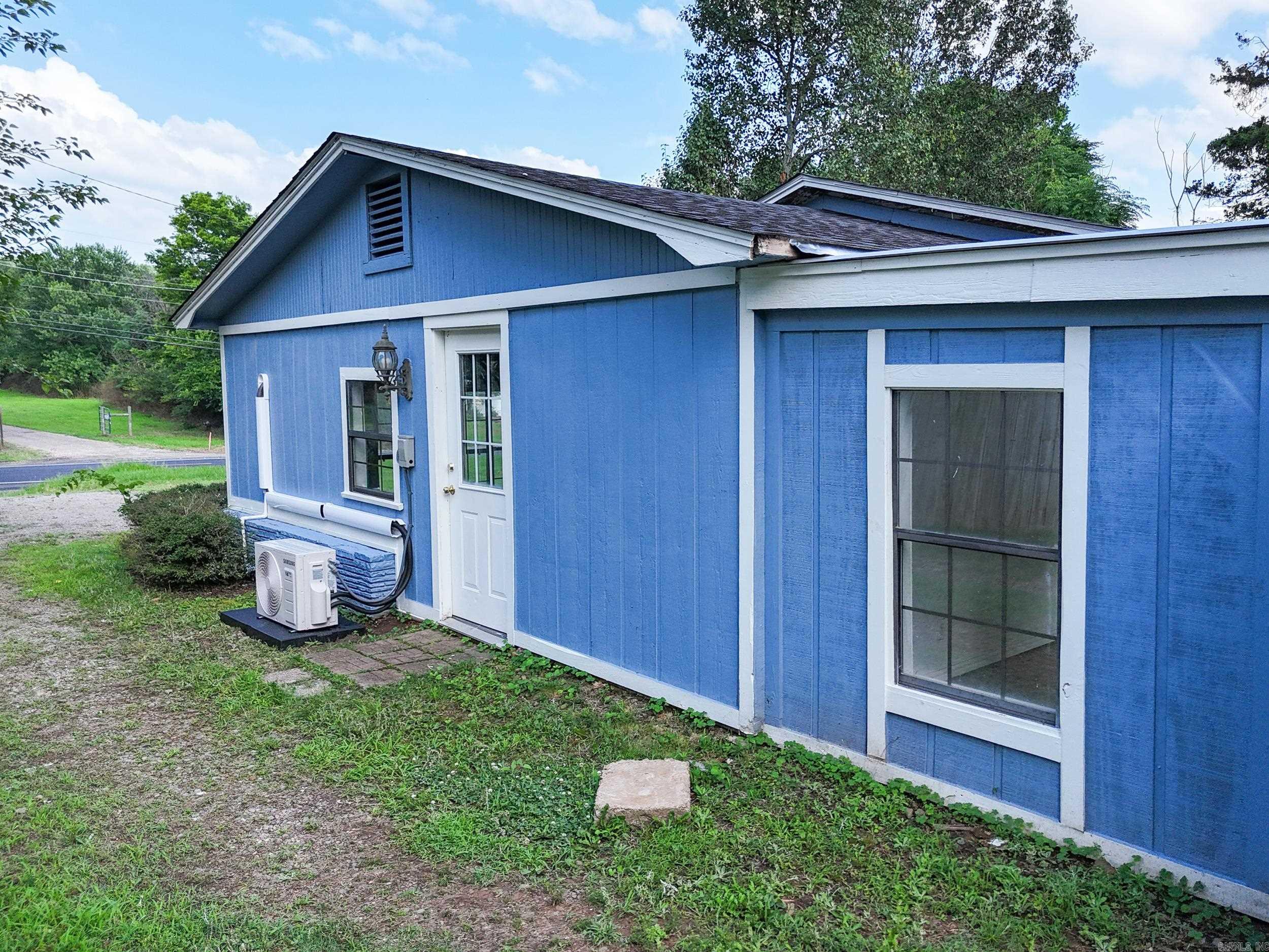 1209 N 3rd St Ozark, AR 72949