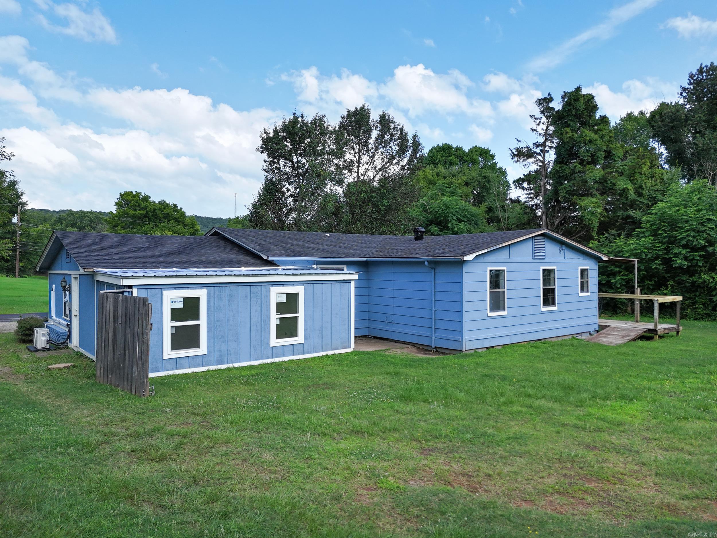 1209 N 3rd St Ozark, AR 72949