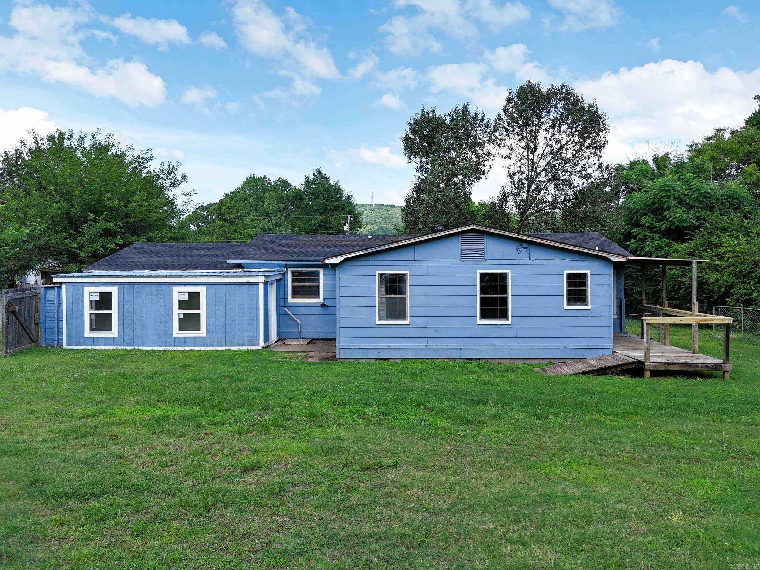 1209 N 3rd St Ozark, AR 72949
