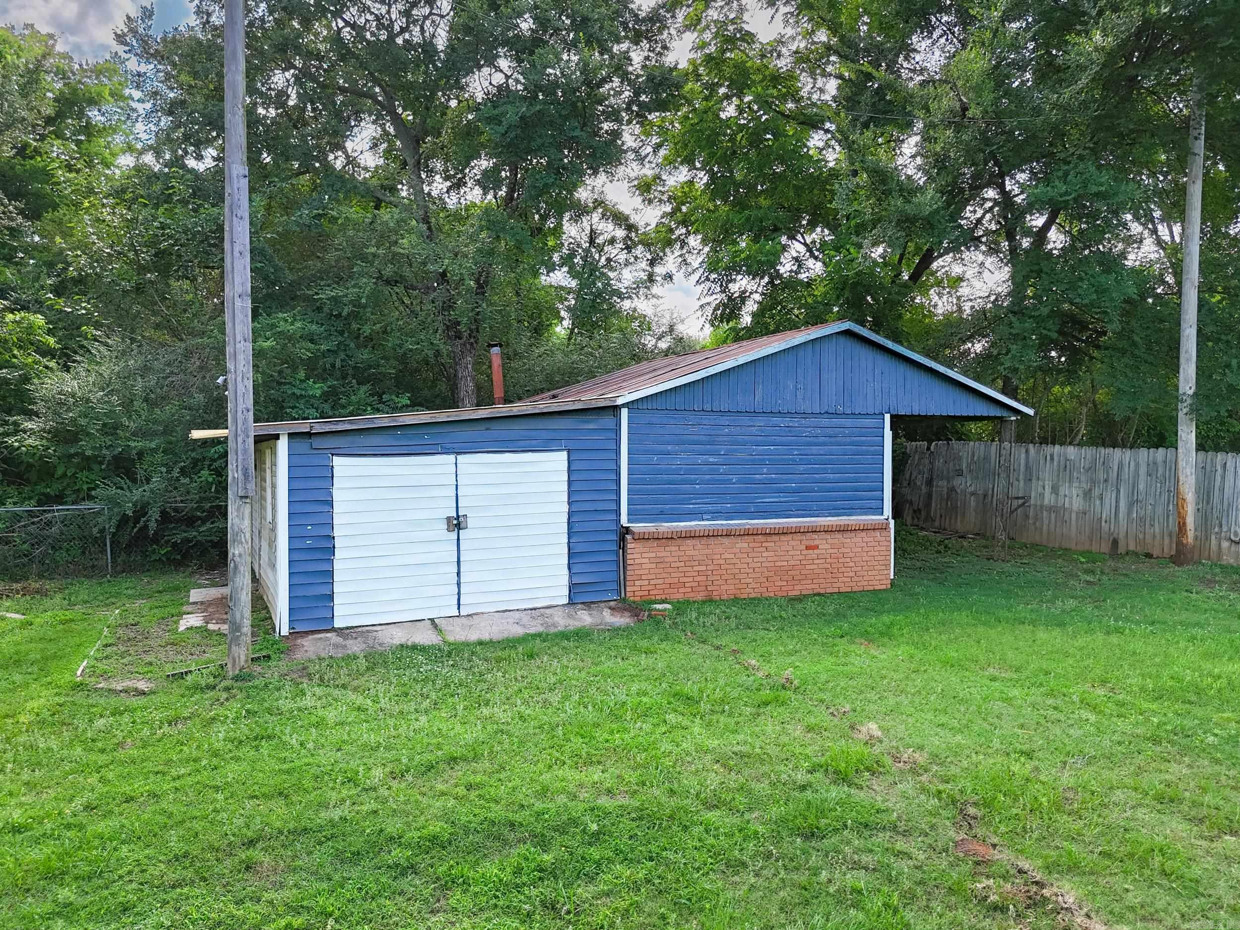 1209 N 3rd St Ozark, AR 72949