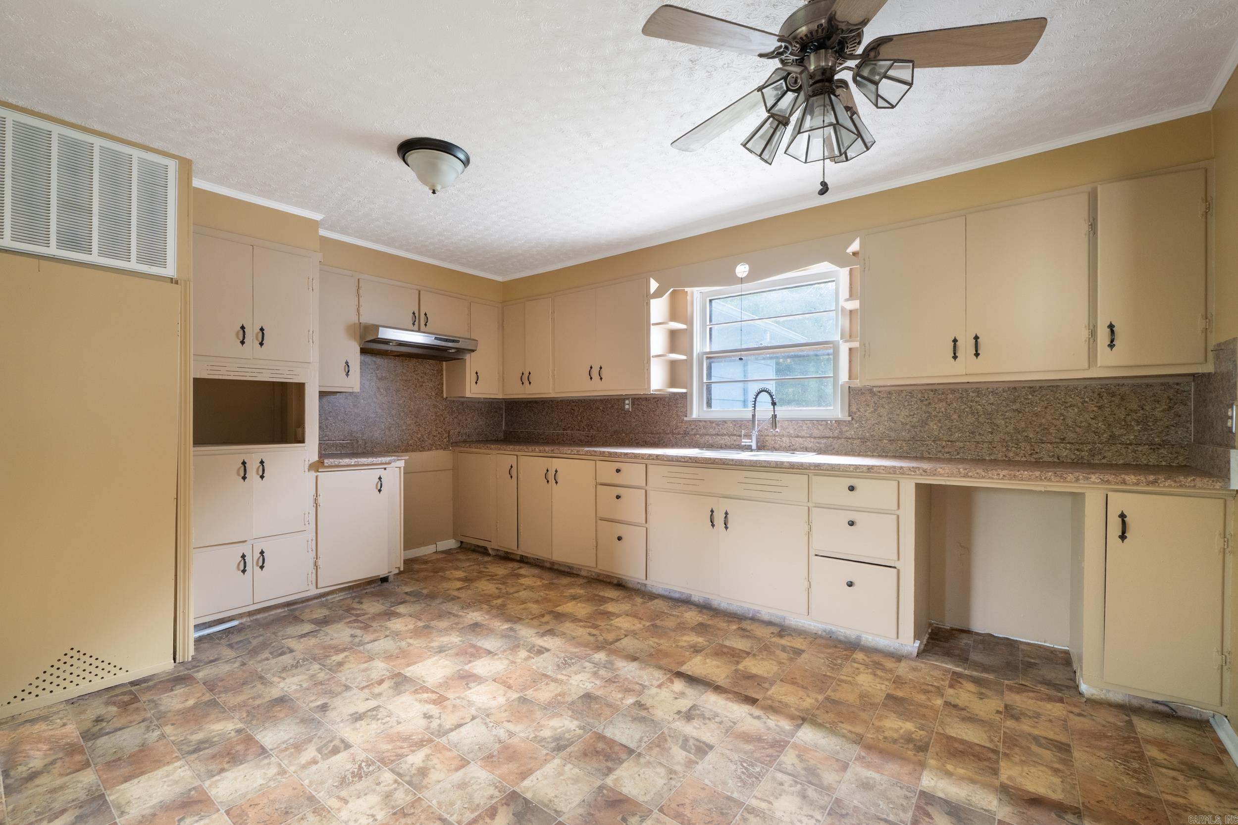 1209 N 3rd St Ozark, AR 72949