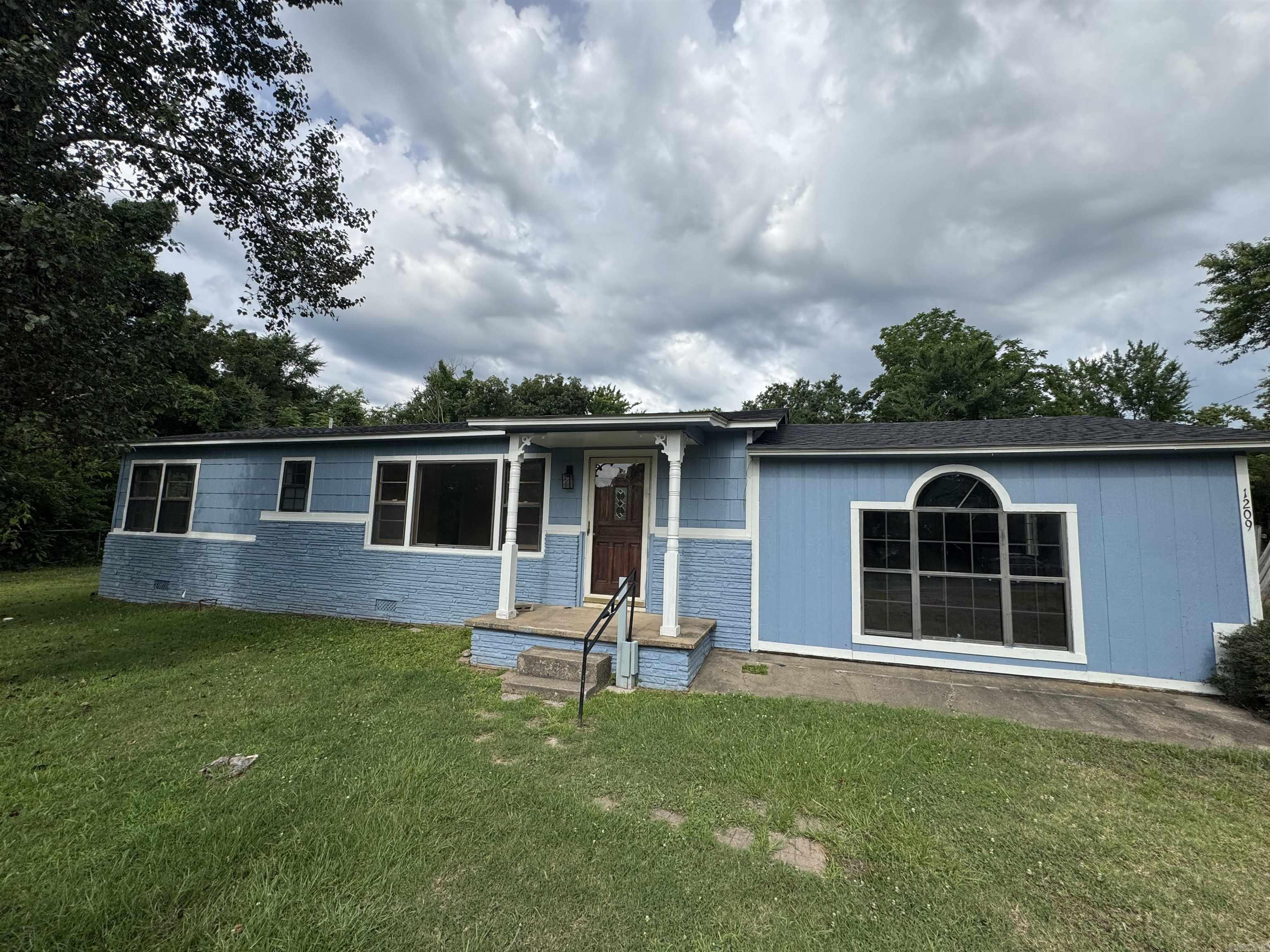 1209 N 3rd St  Ozark, AR