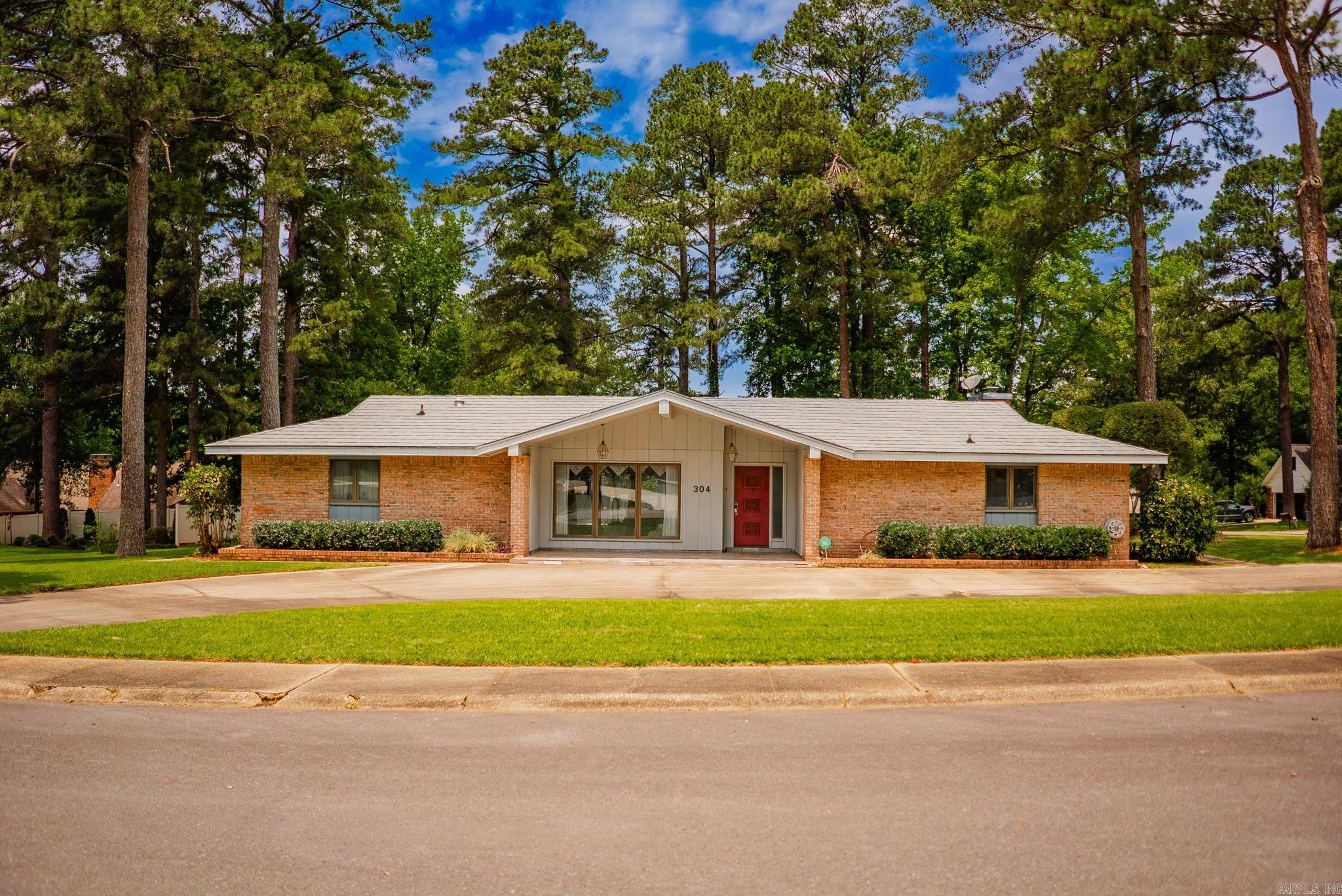 304 Crestwood  Monticello, AR
