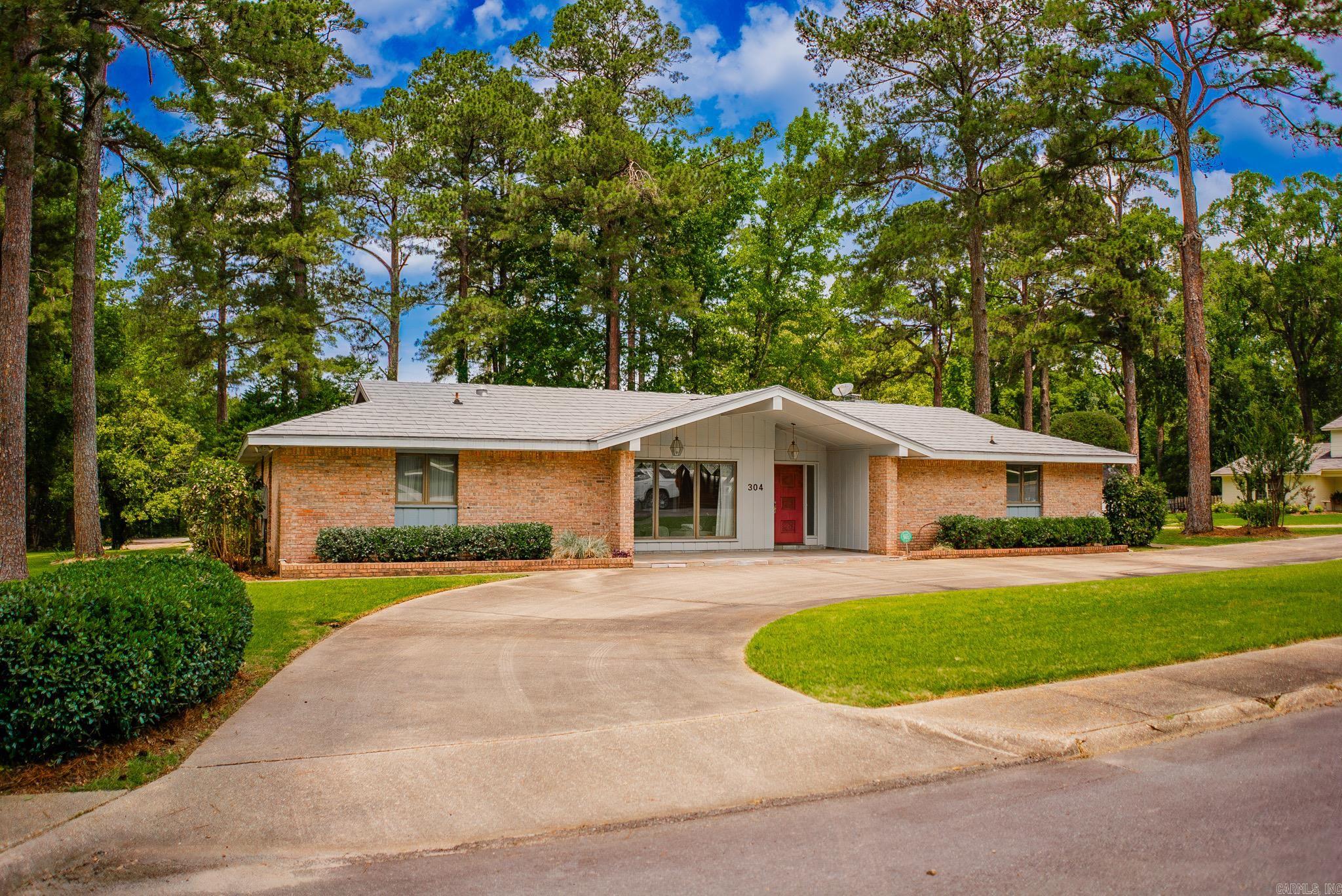 304 Crestwood  Monticello, AR