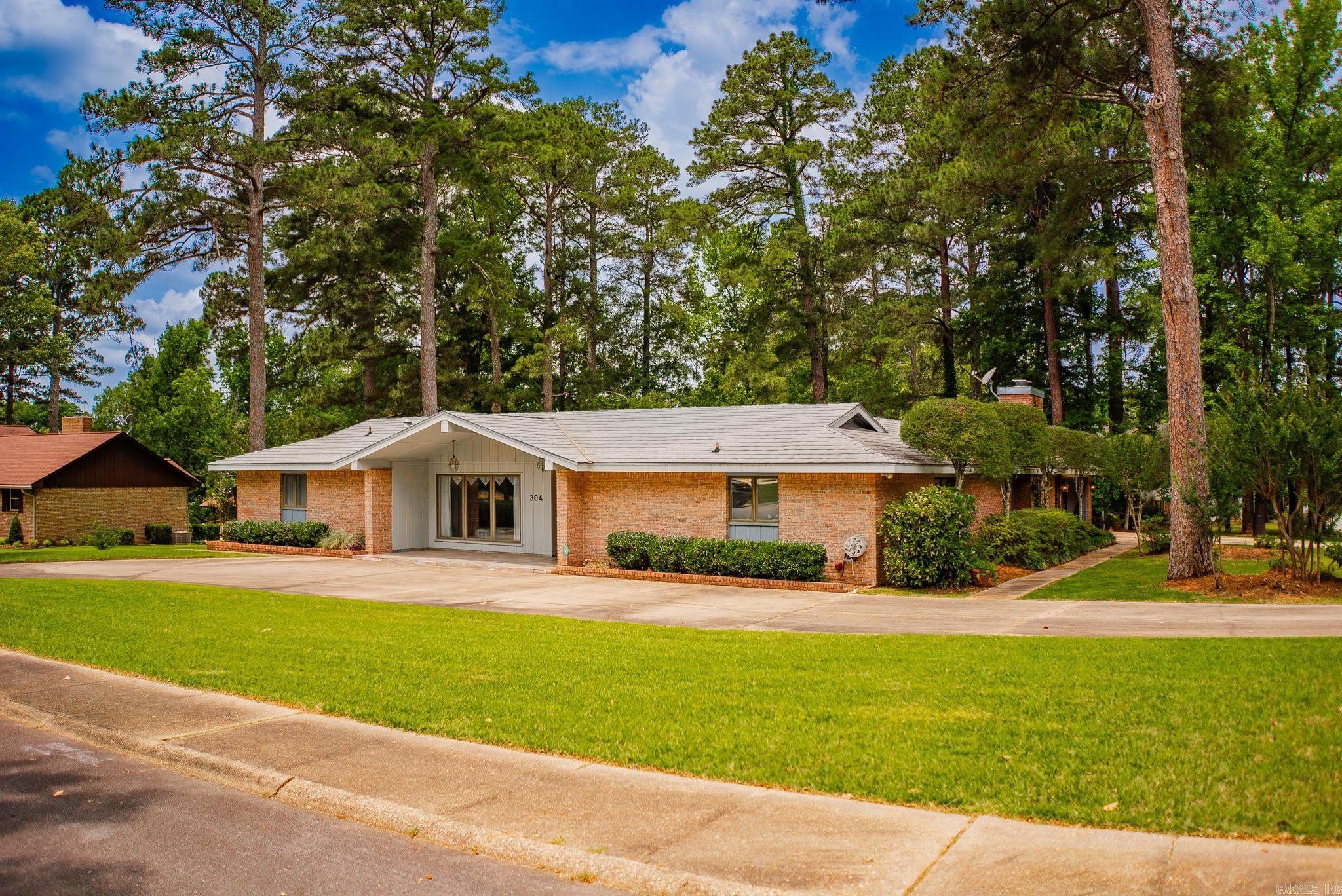 304 Crestwood  Monticello, AR
