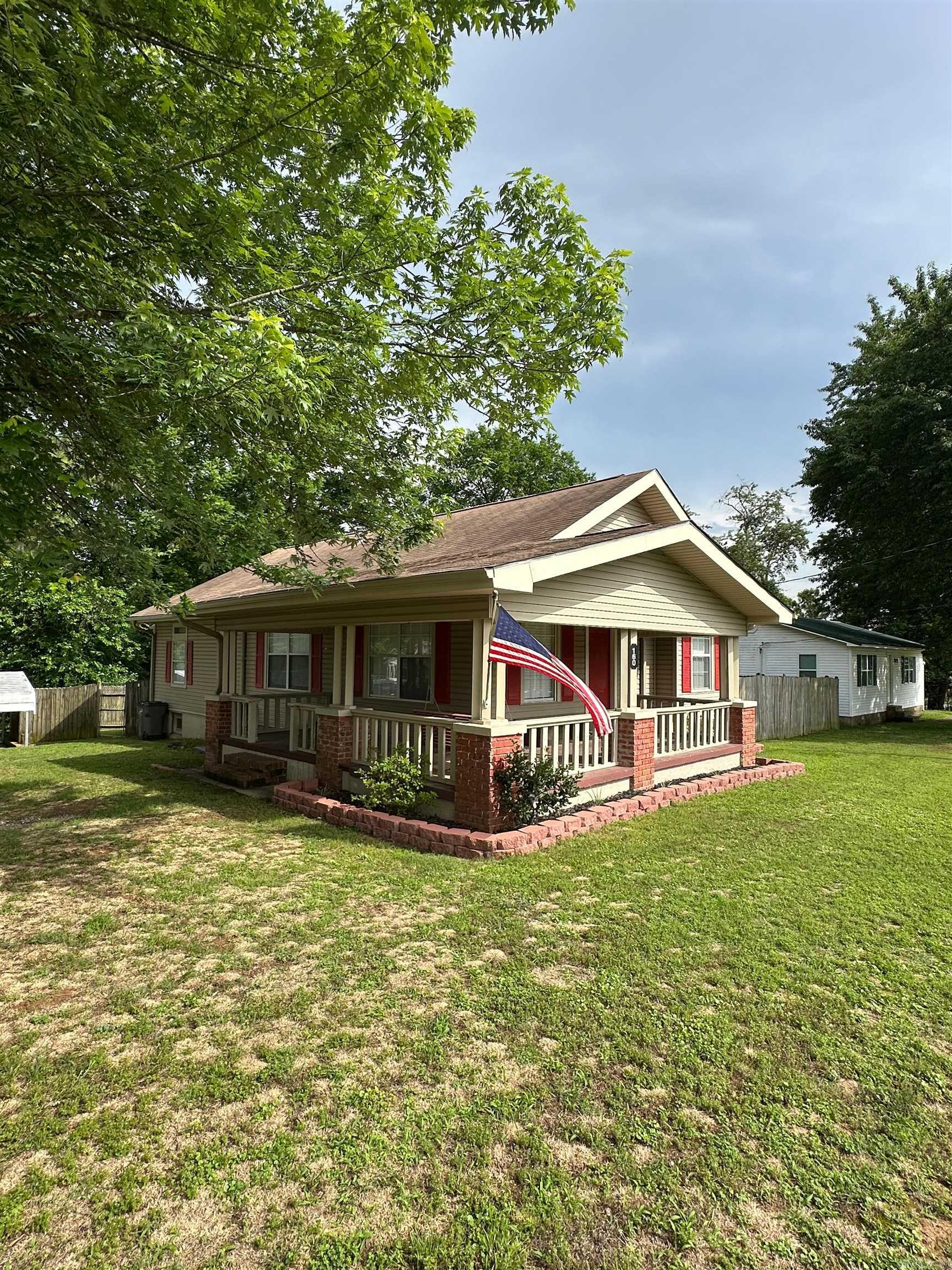 160 N Oak  Newark, AR