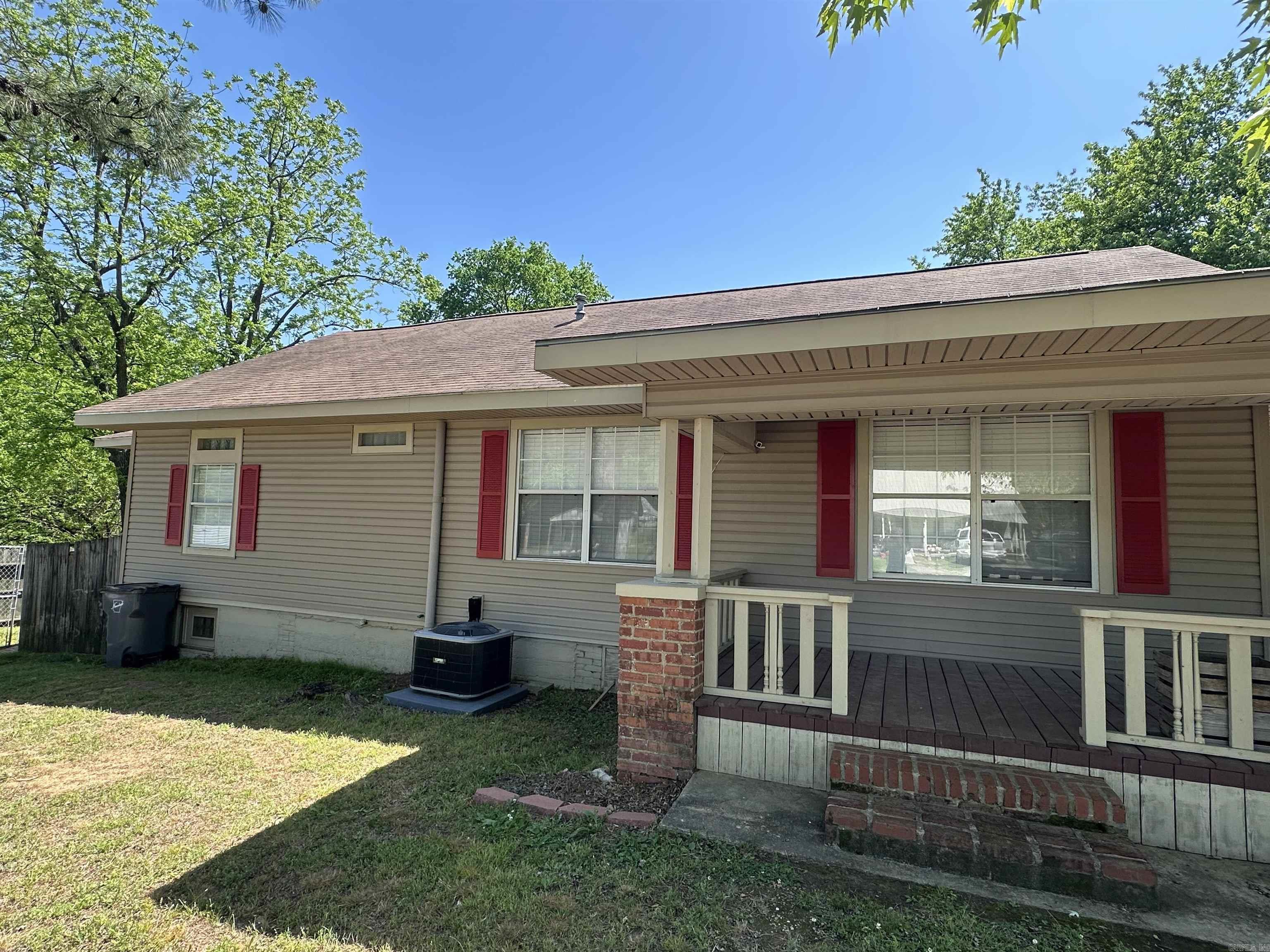 160 N Oak  Newark, AR