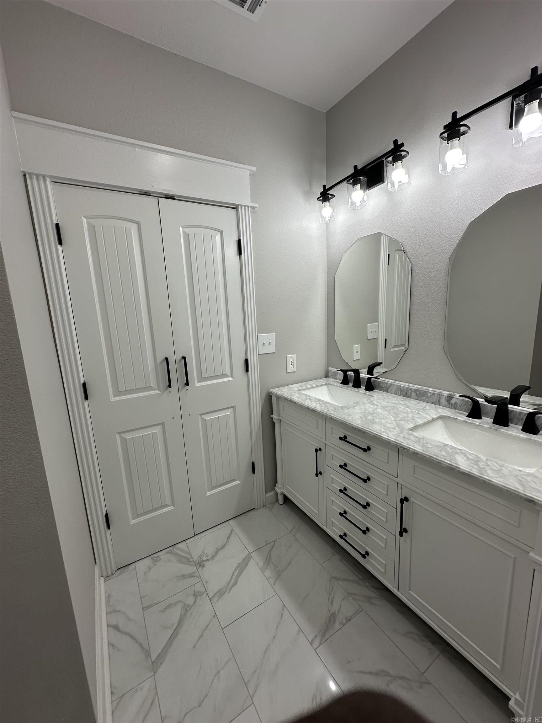 8716 East Fairview  Hensley, AR