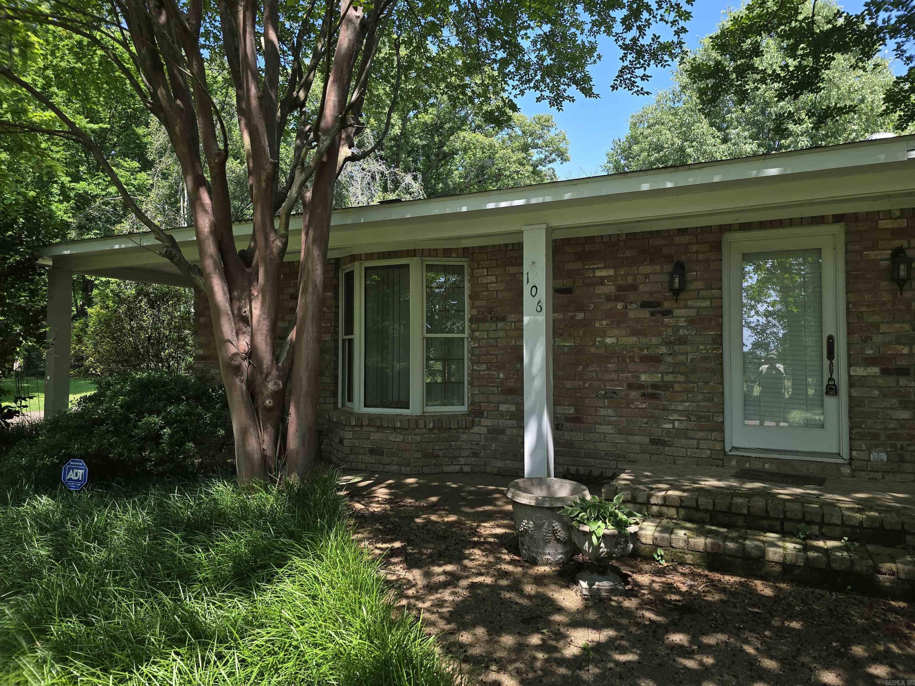 106 Honeysuckle  Helena, AR
