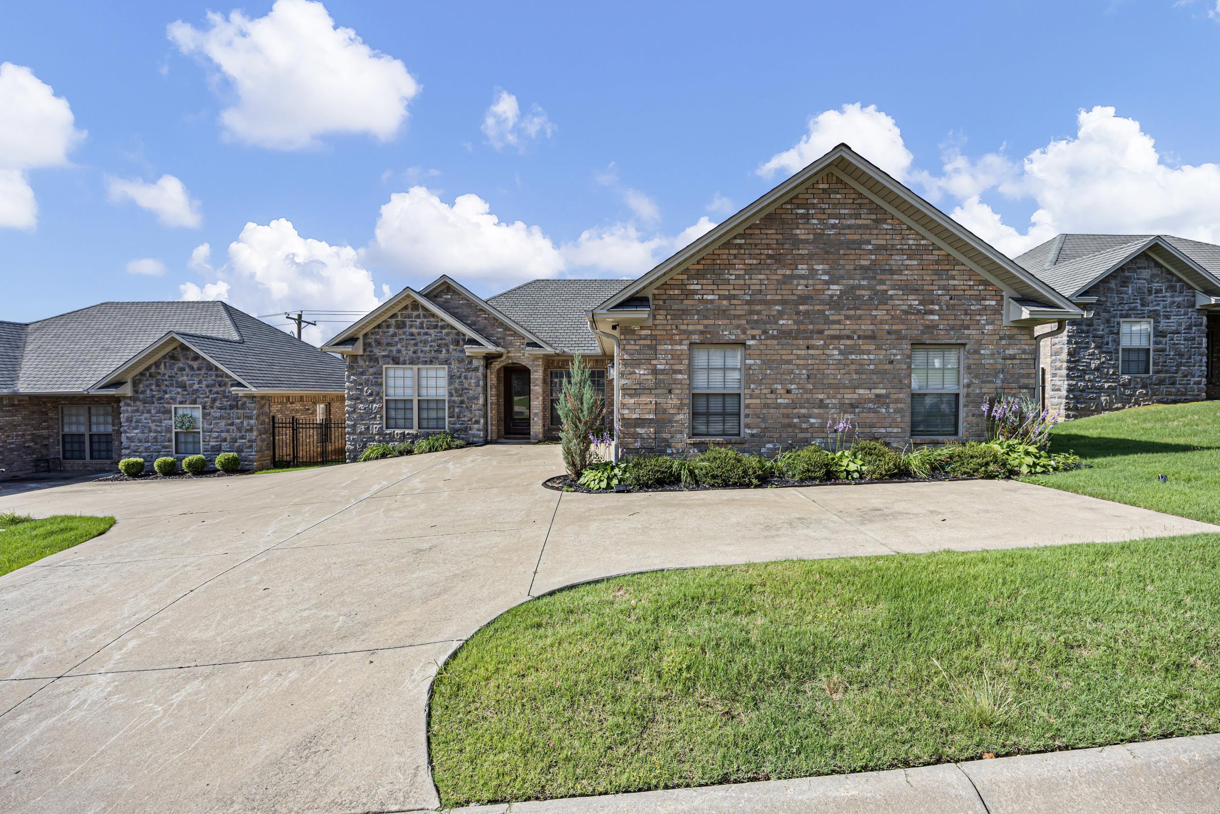 31 Village  Russellville, AR