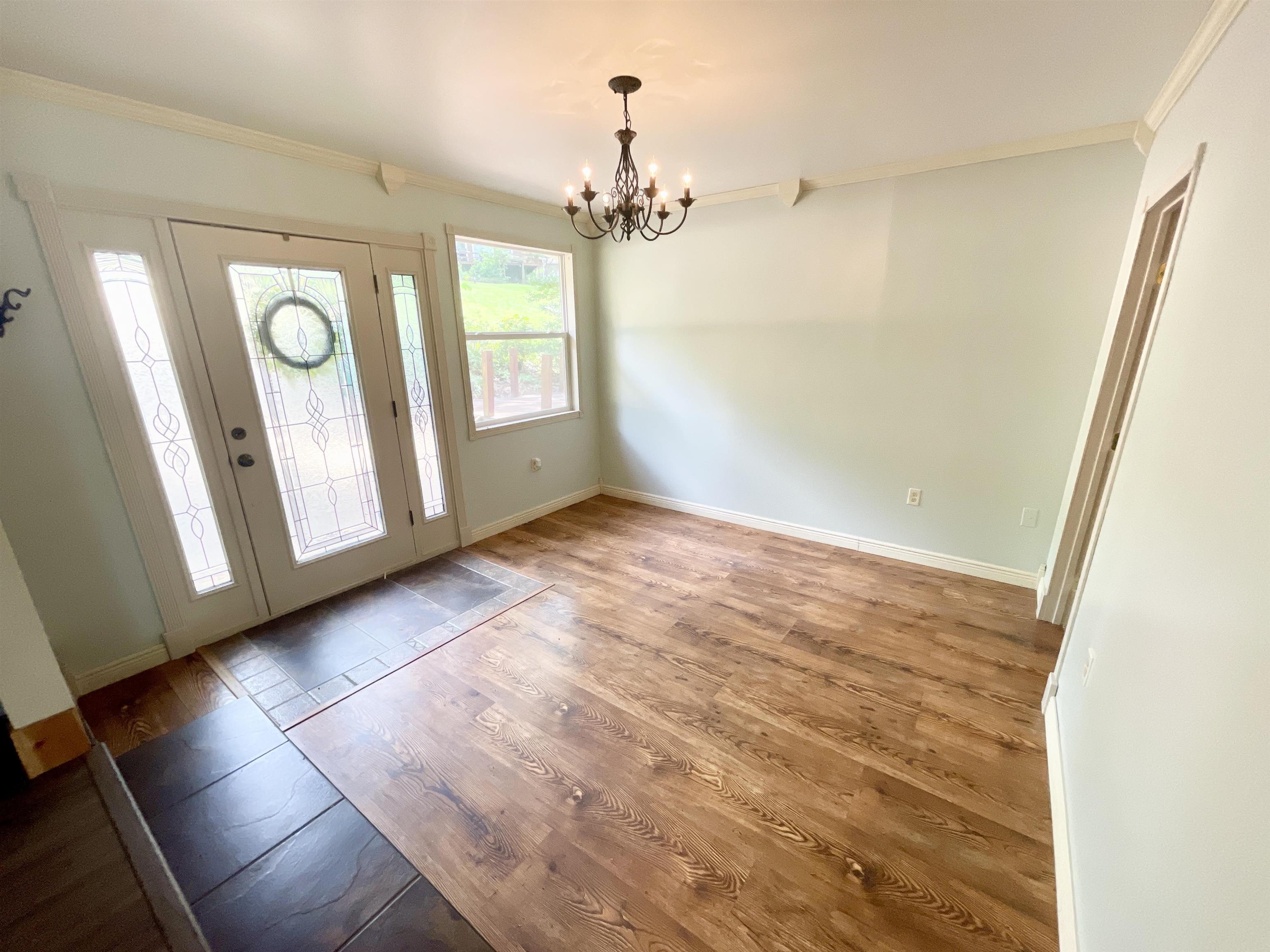 FOYER/DINING ROOM