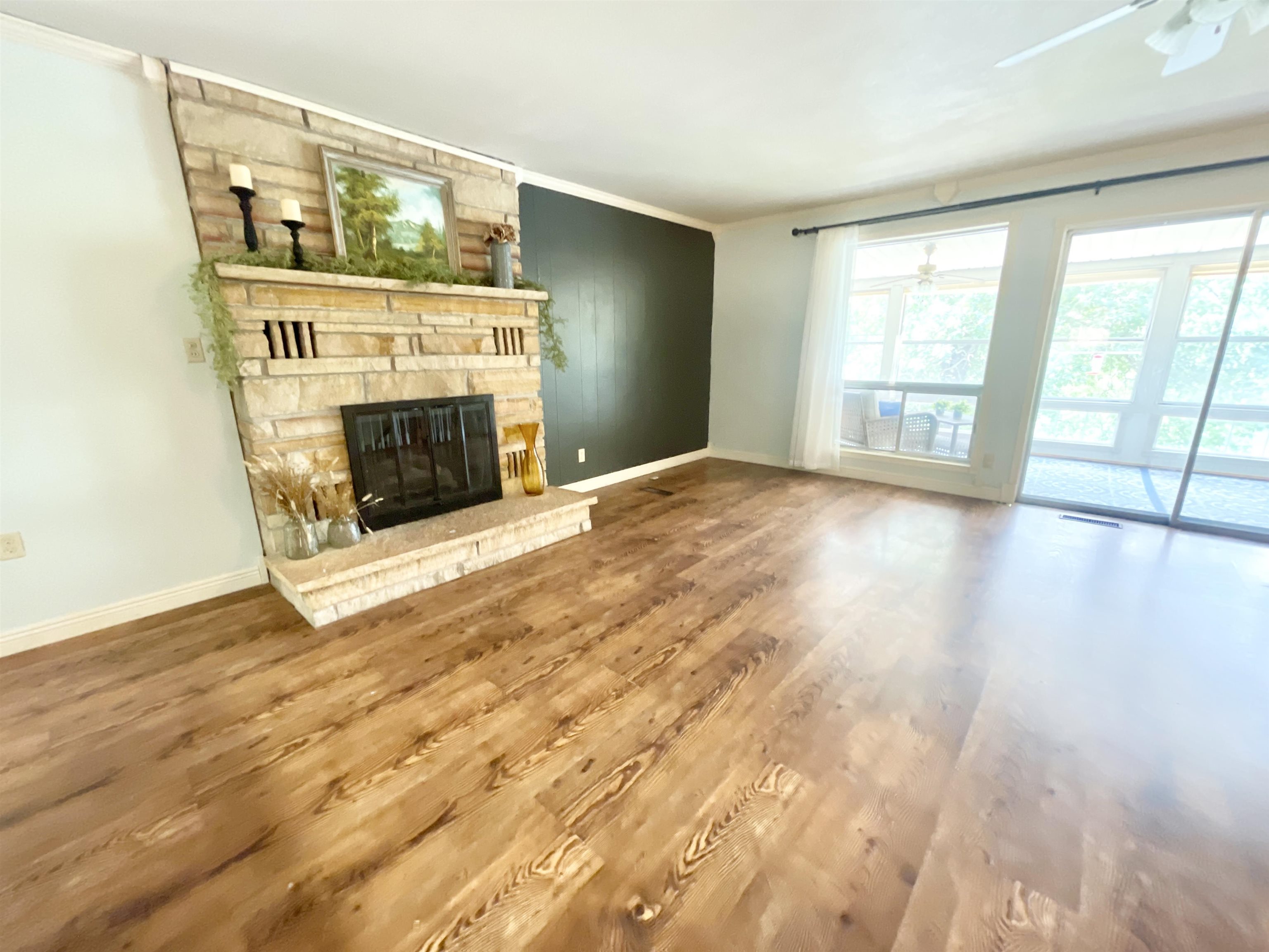 LARGE LIVING ROOM WITH FIREPLACE