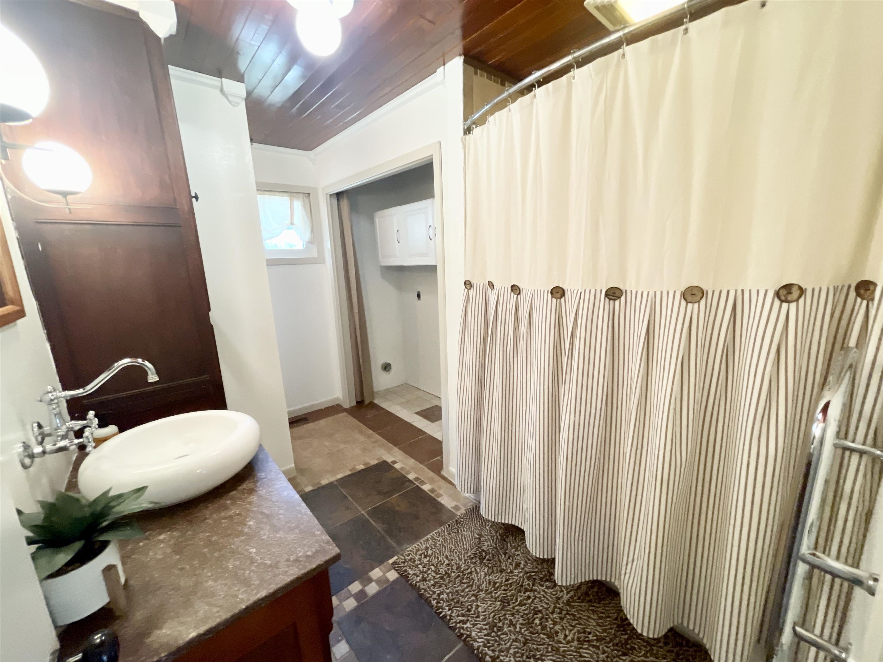 FULL BATH AND LAUNDRY ROOM