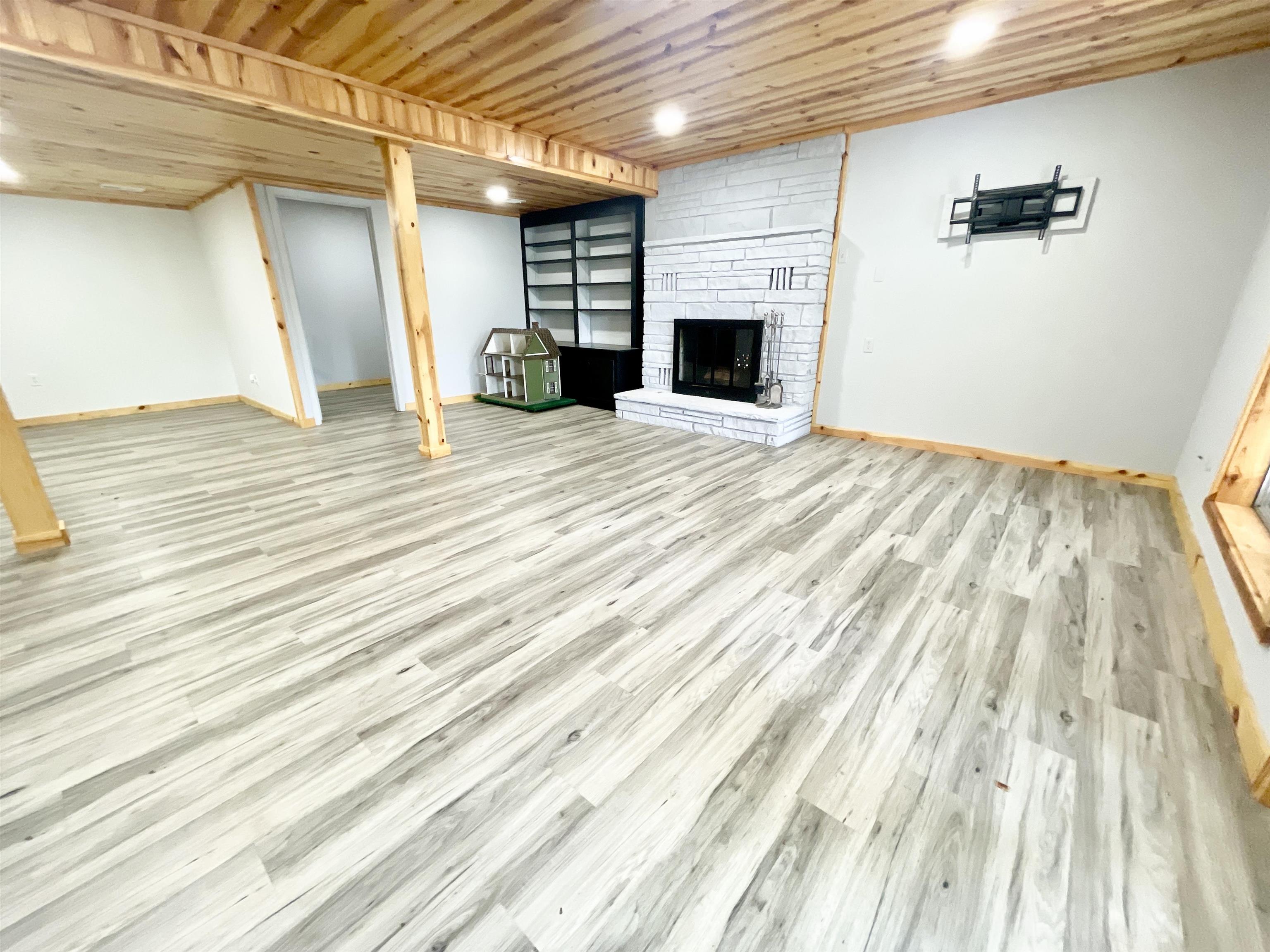 HUGE ENTERTAINING AREA/LIVING ROOM