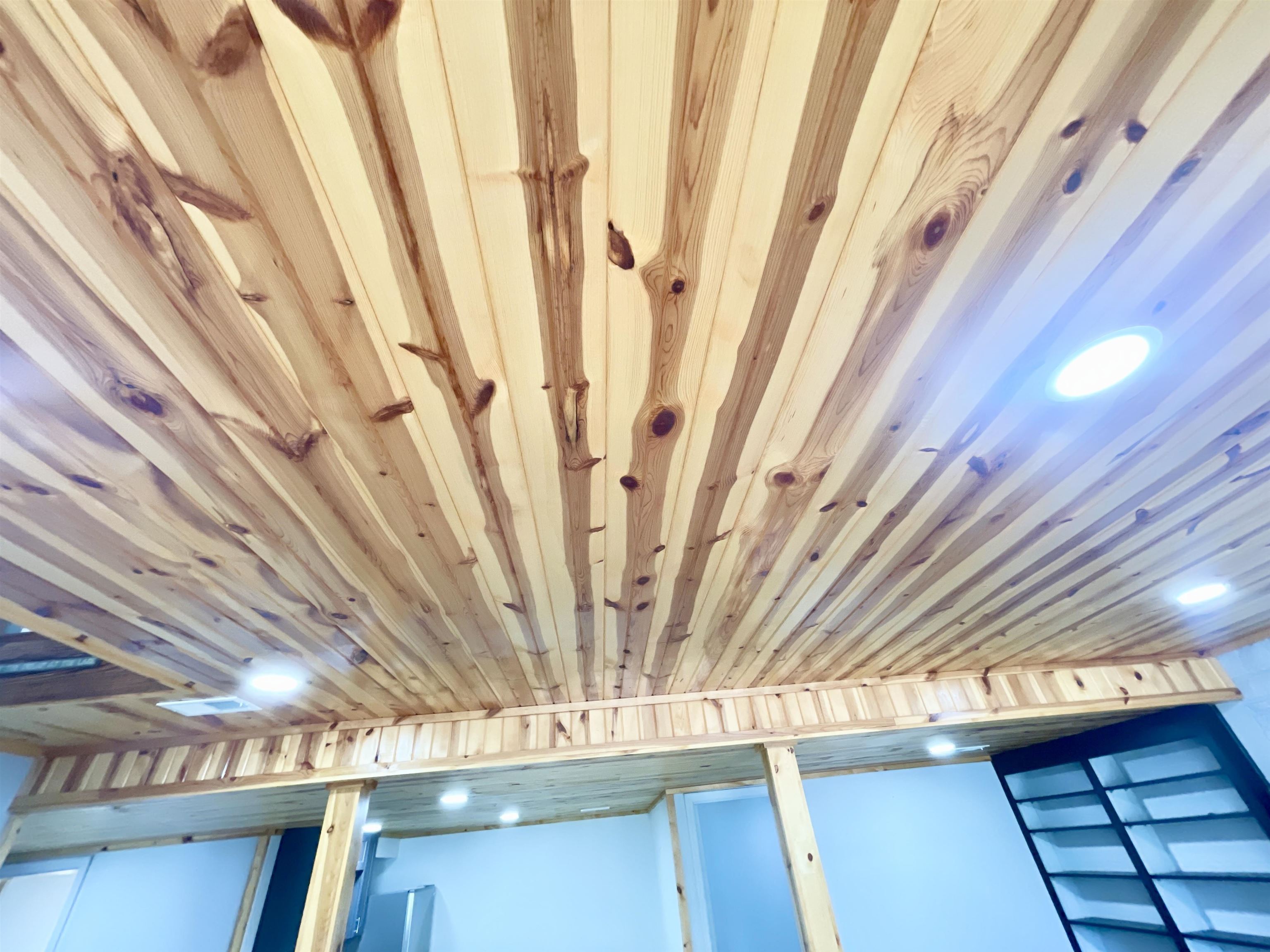 WARM KNOTTY PINE CEILINGS