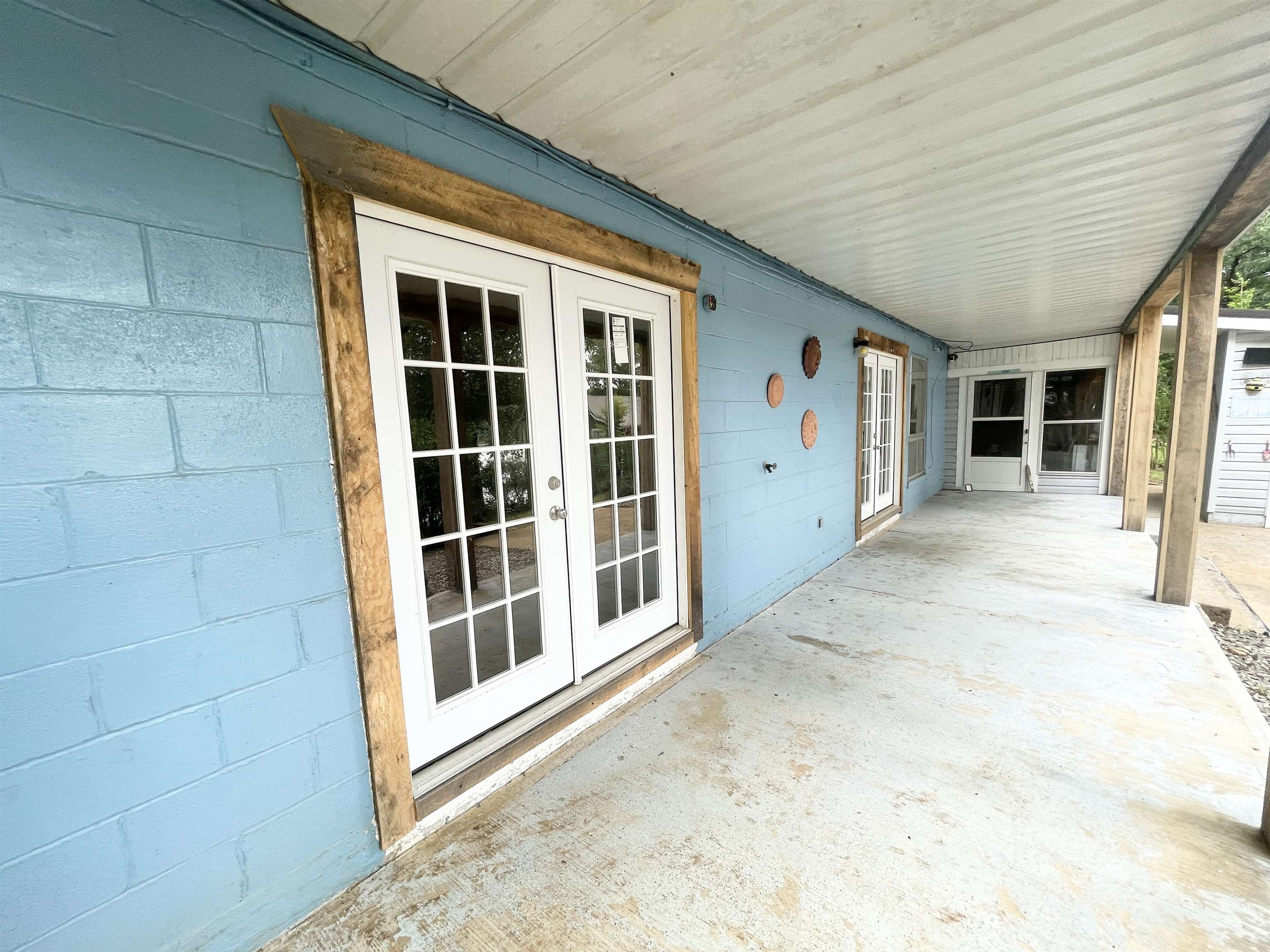 DOWNSTAIRS ENTRANCE