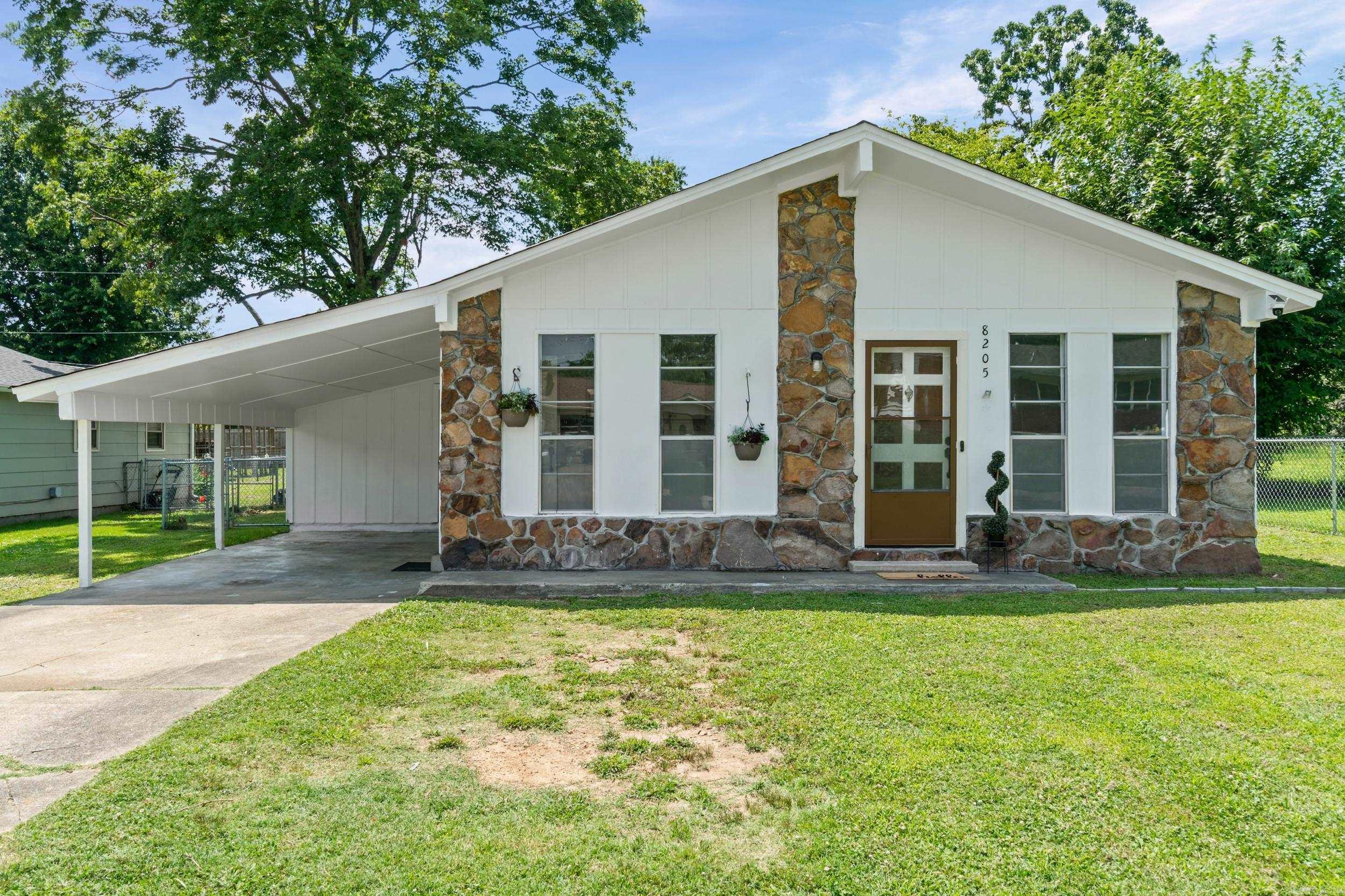 8205 N Claremont  Sherwood, AR