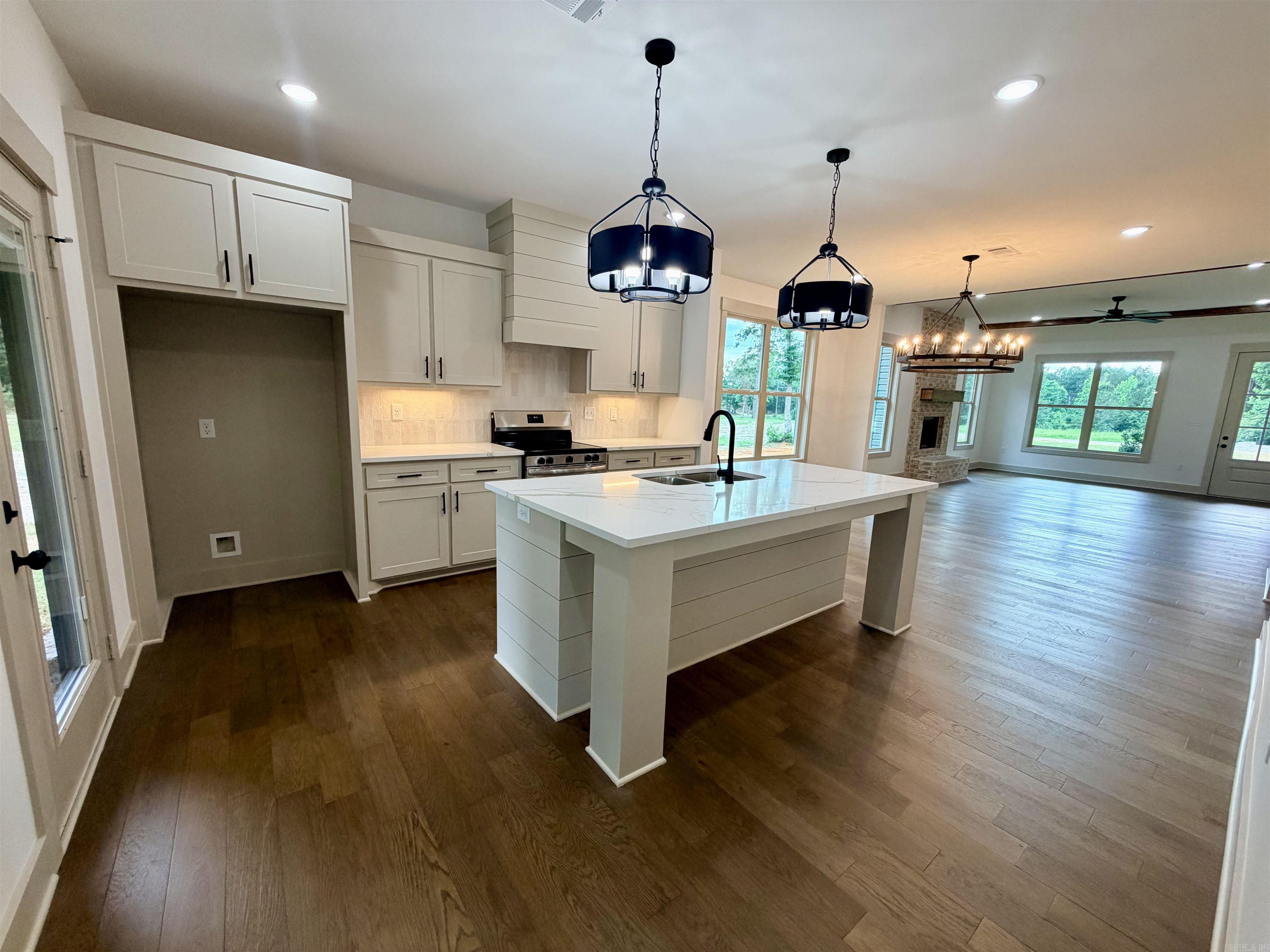 6812 N Detonti  Bauxite, AR