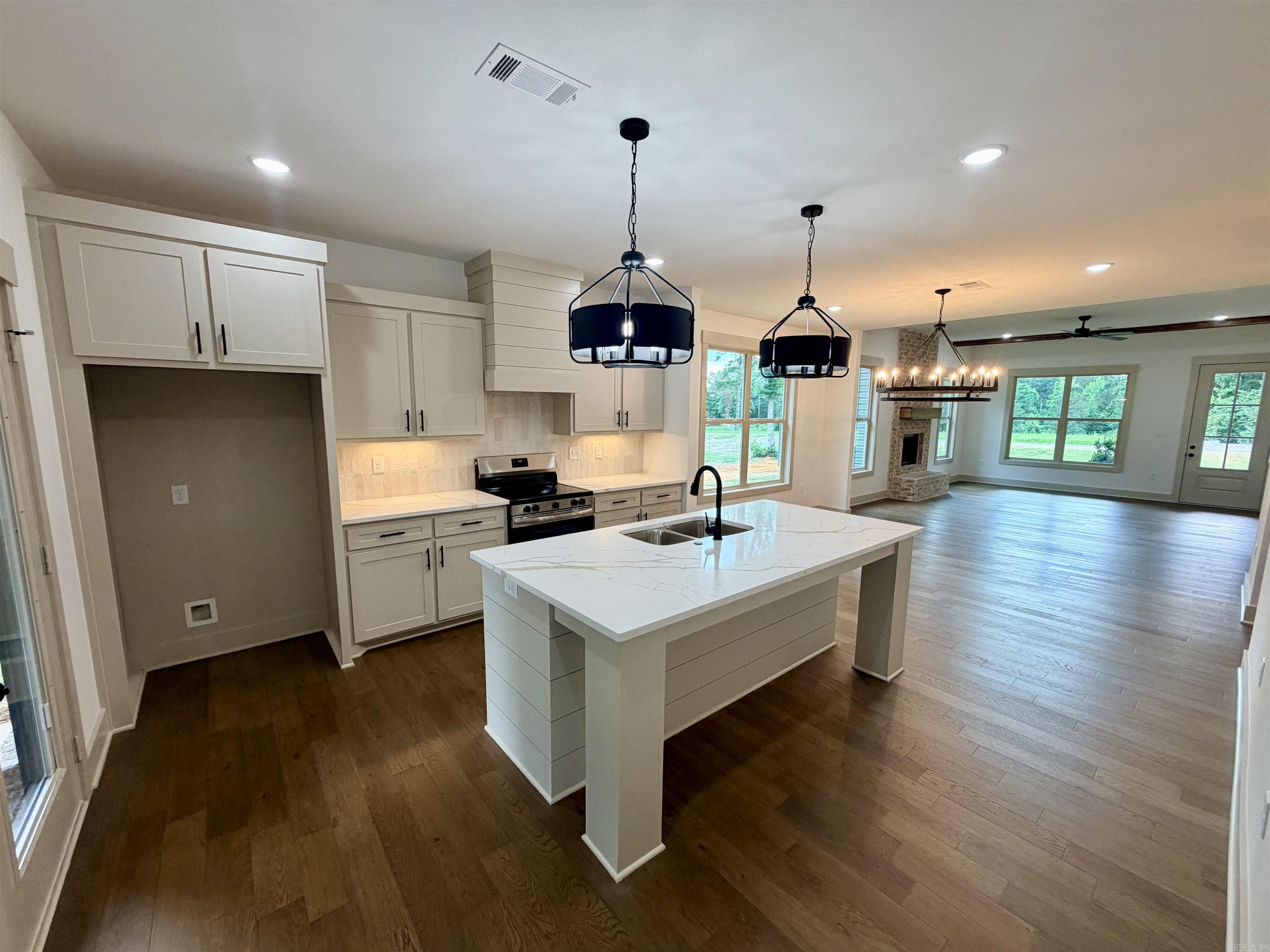 6812 N Detonti  Bauxite, AR