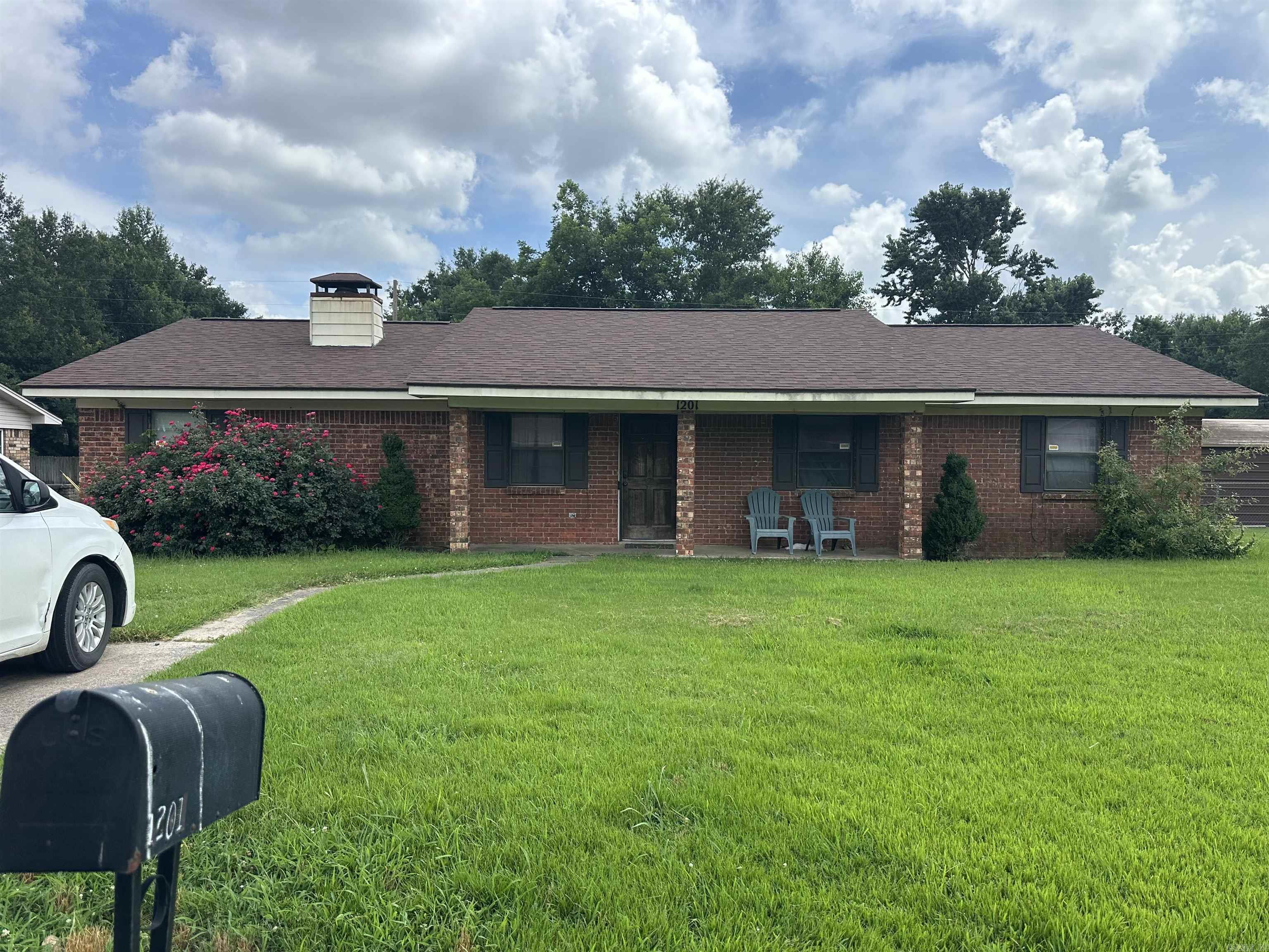 1201 E 4th  Carlisle, AR