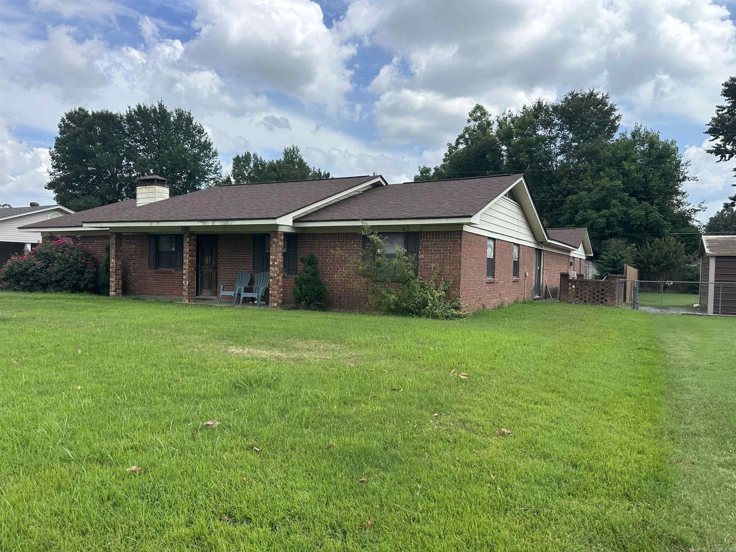 1201 E 4th  Carlisle, AR