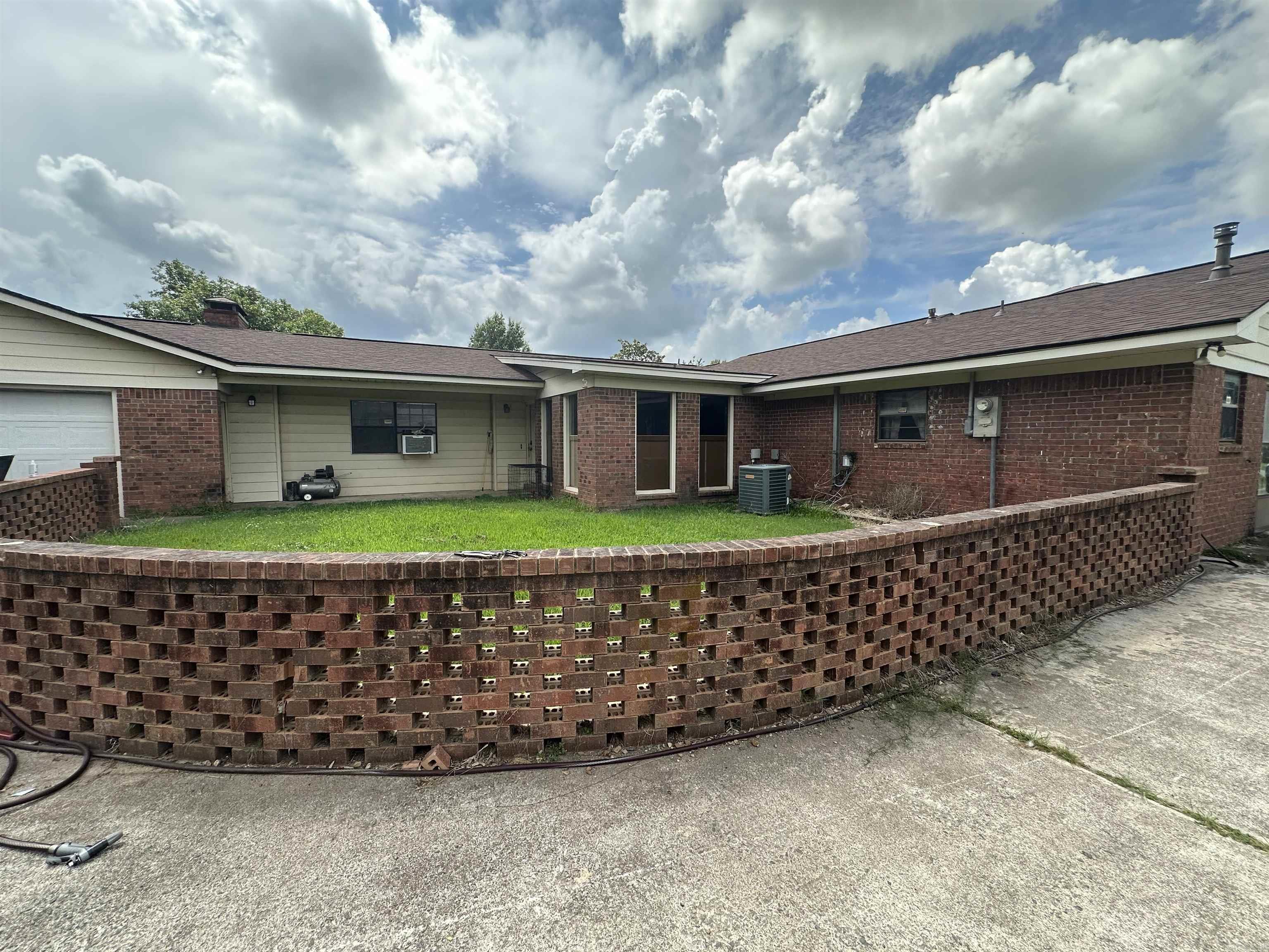 1201 E 4th  Carlisle, AR