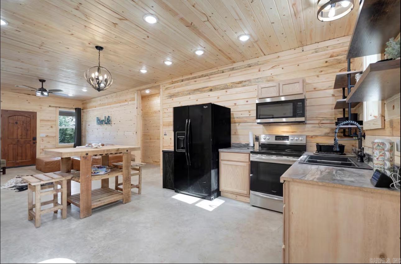 895 Pinterest Road  Hardy, AR