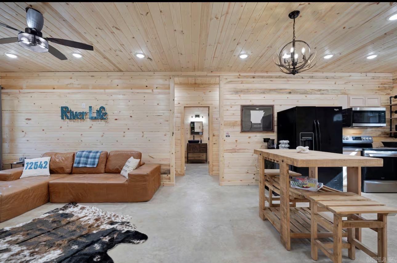 895 Pinterest Road  Hardy, AR