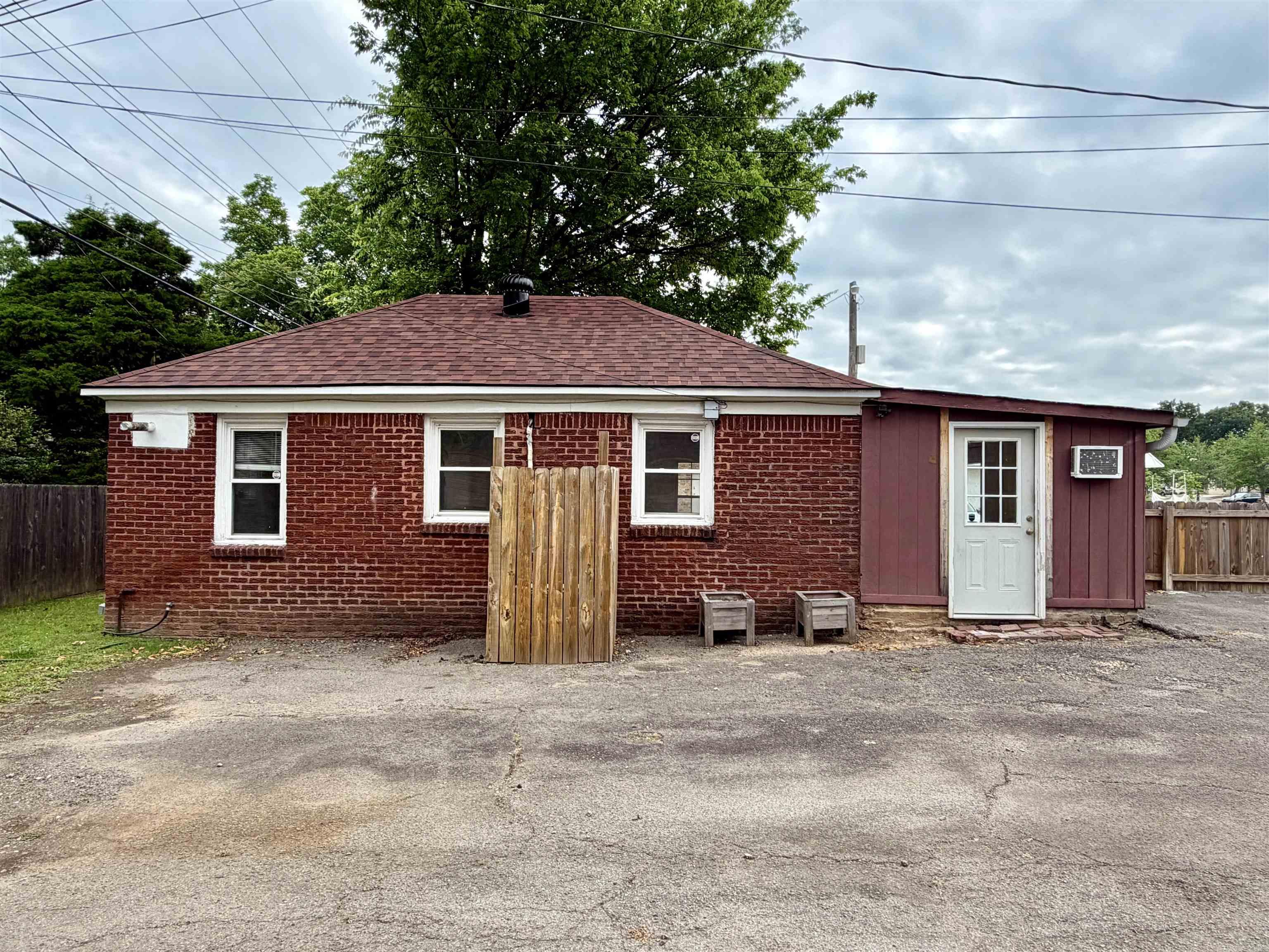 100 W B  North Little Rock, AR