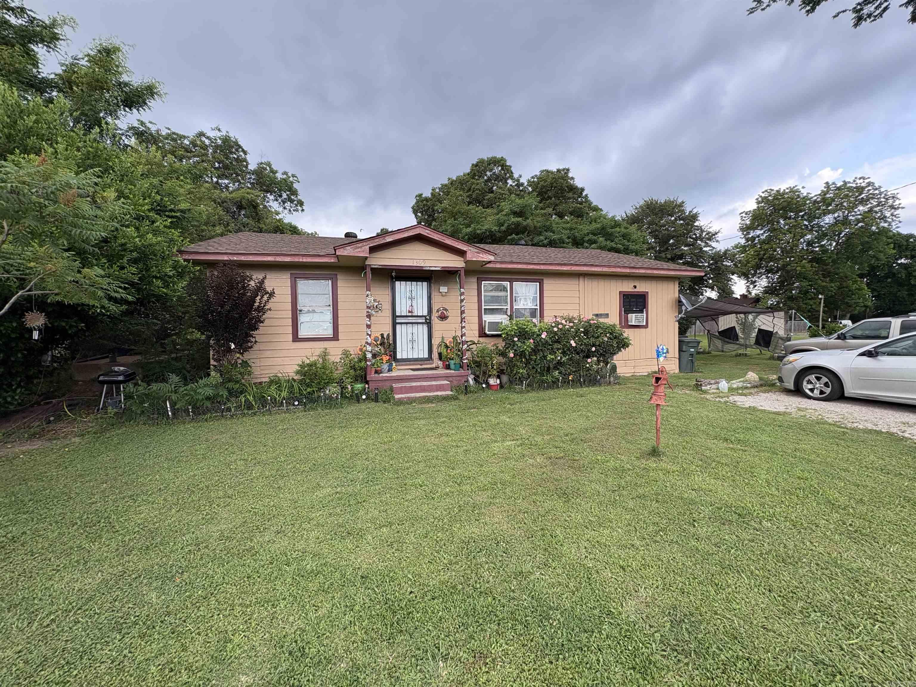 1309 Fourth Earle, AR 72331