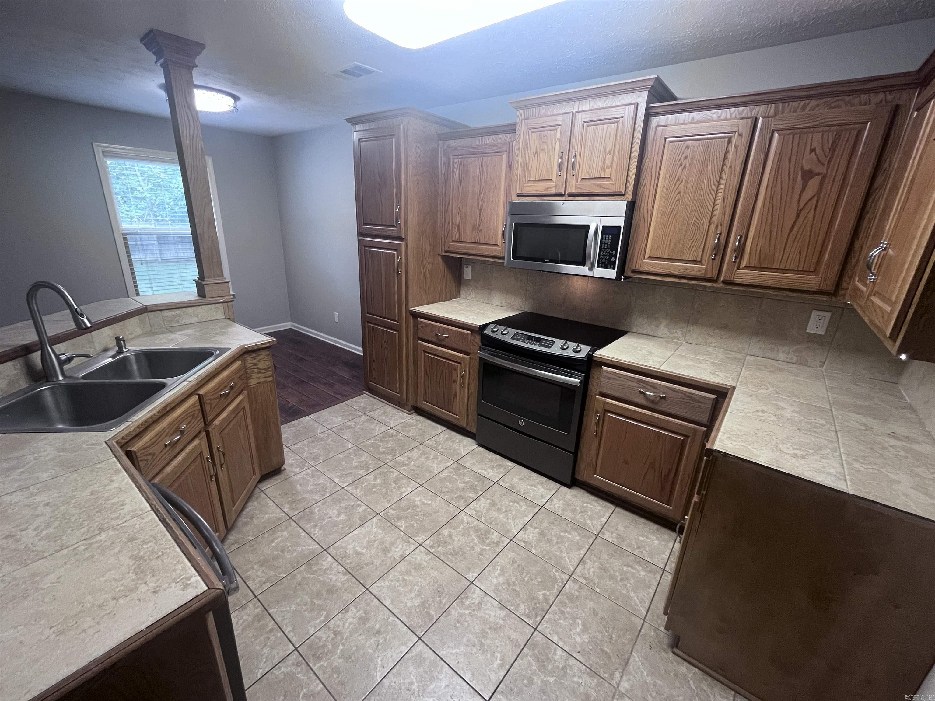 34 Shamsie  Ward, AR