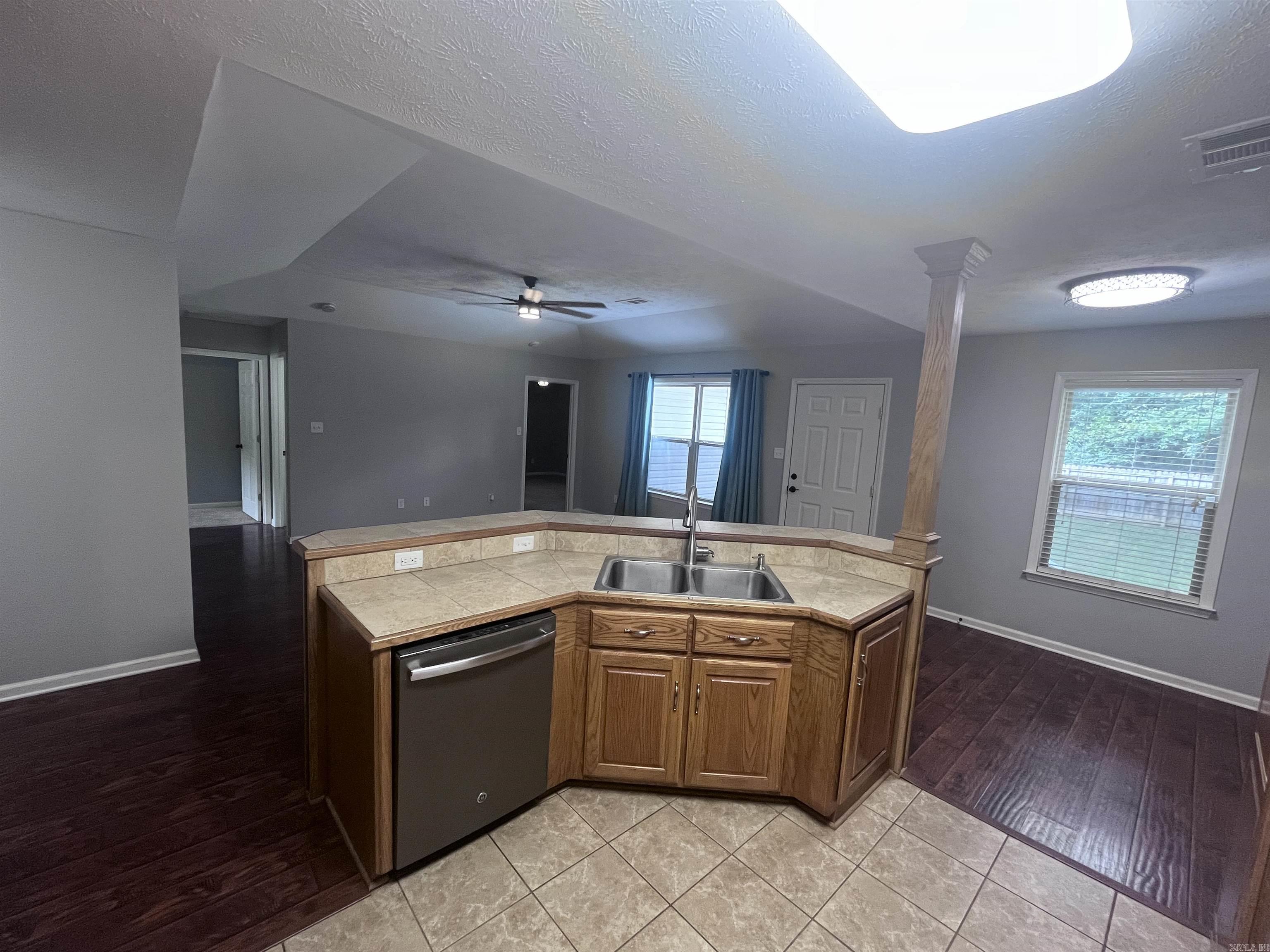 34 Shamsie  Ward, AR