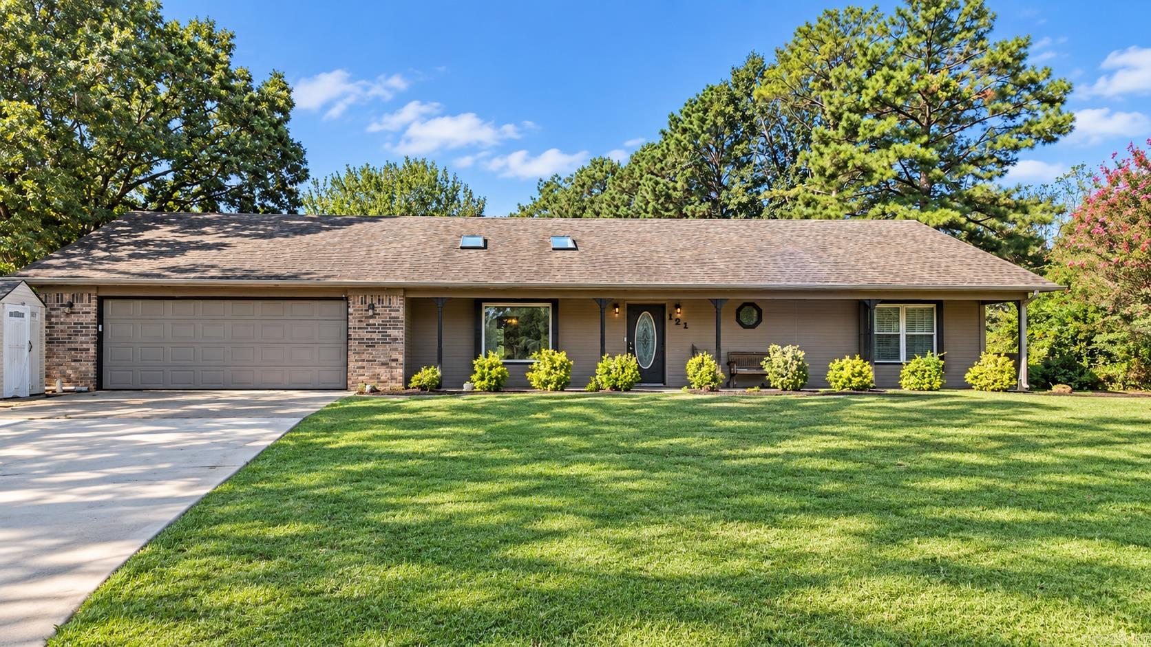 121 Rolling Meadows Lane — photo 2