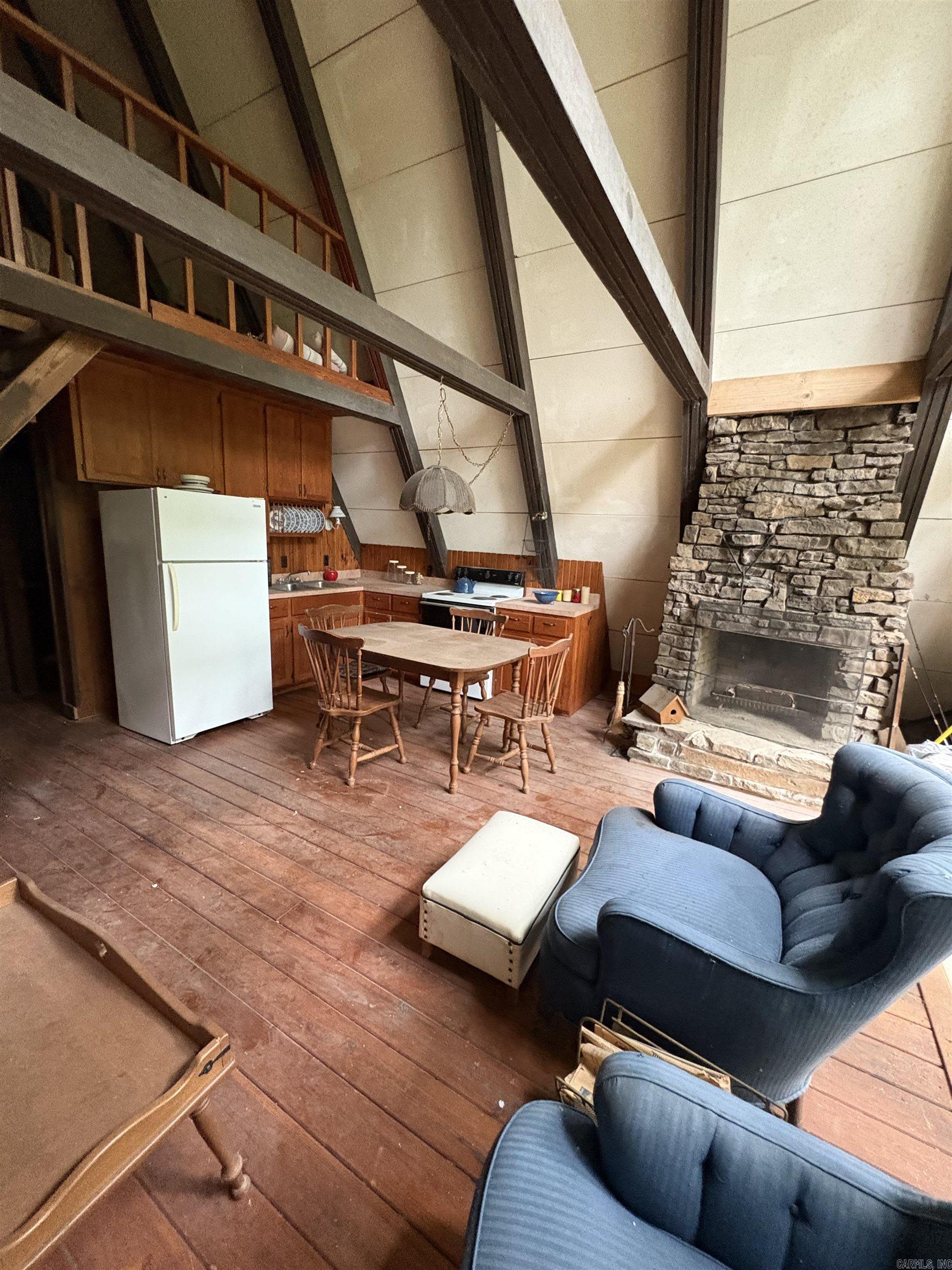 1464 PR 2704  London, AR