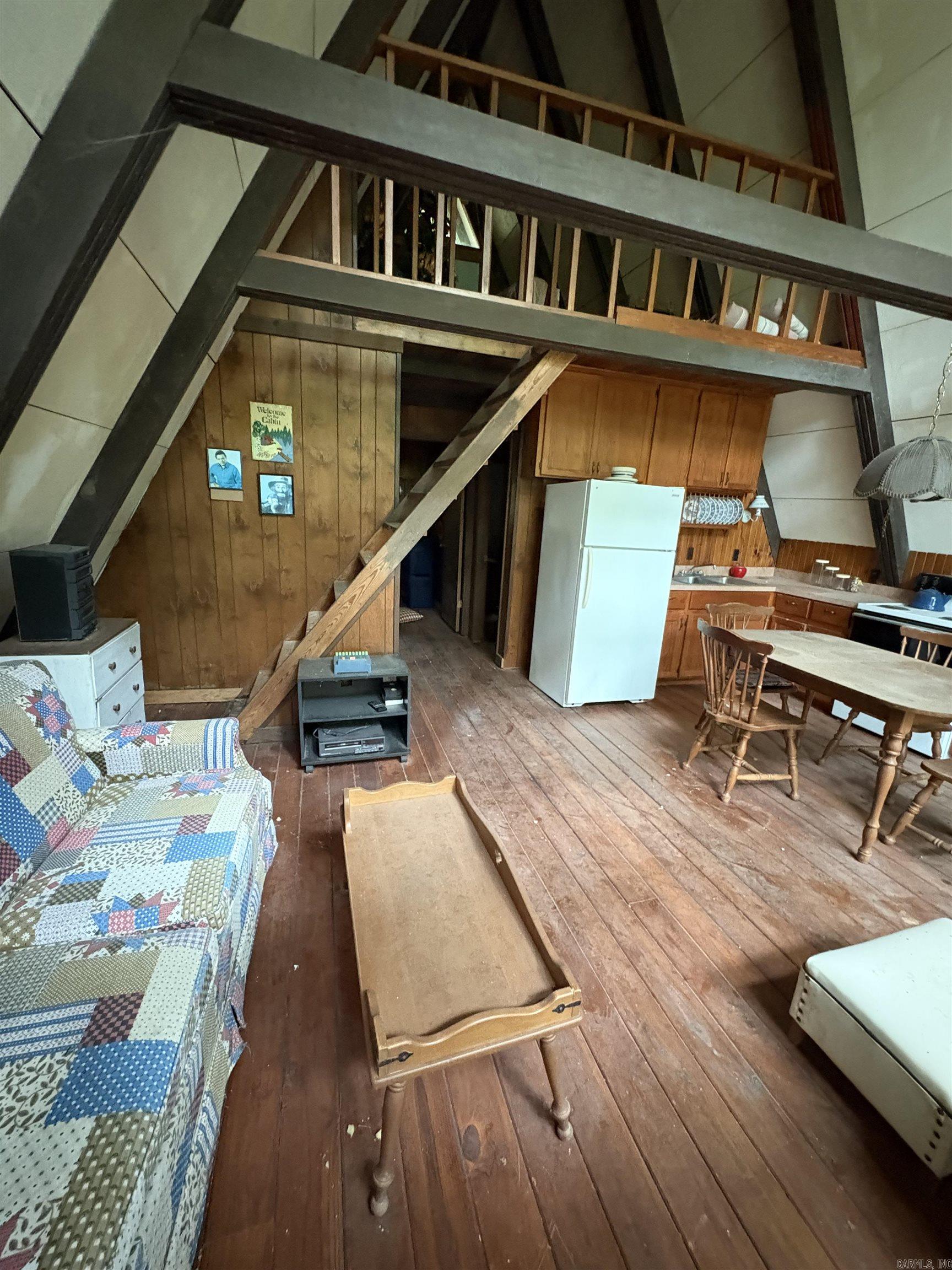 1464 PR 2704  London, AR