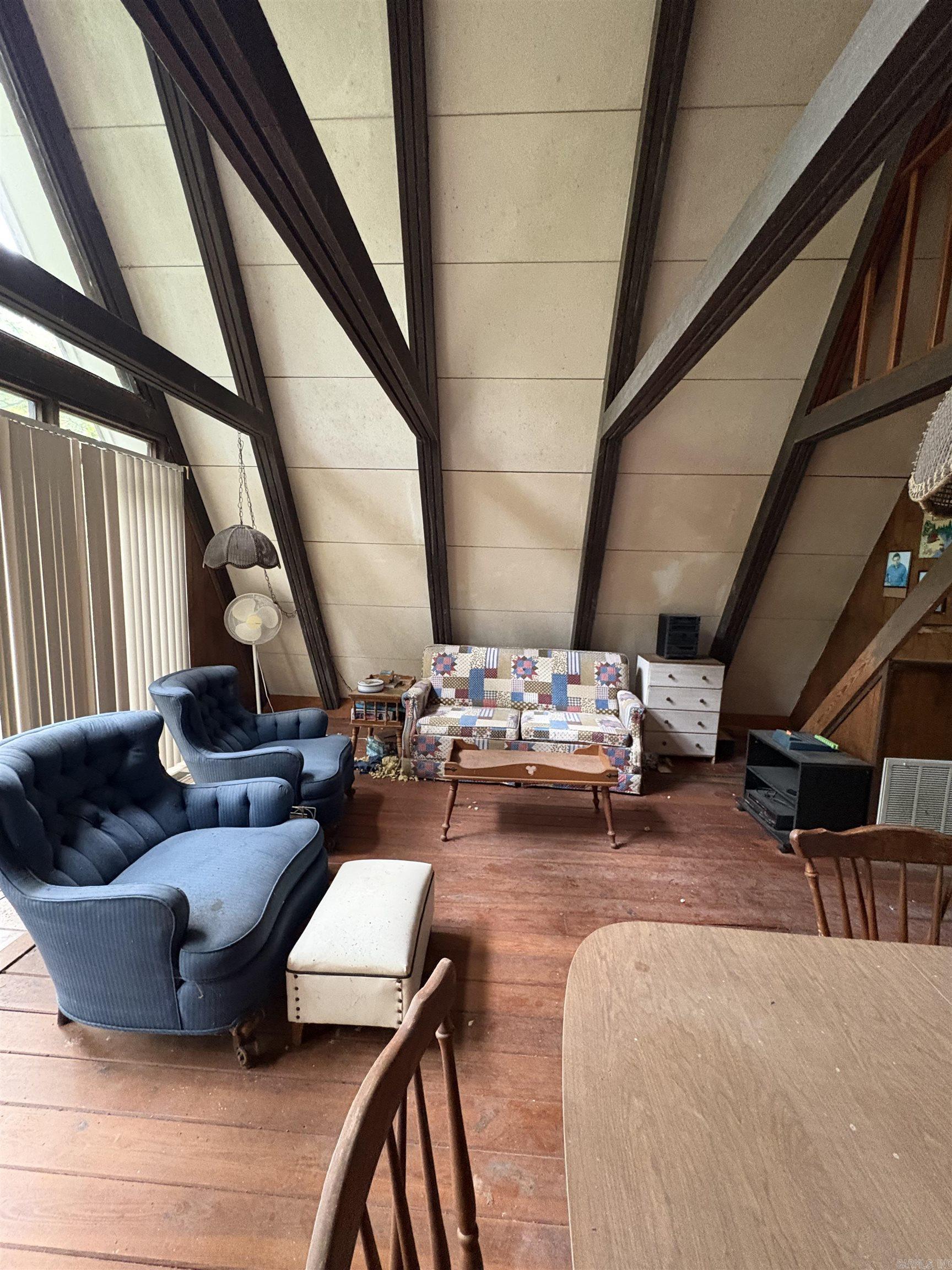1464 PR 2704  London, AR