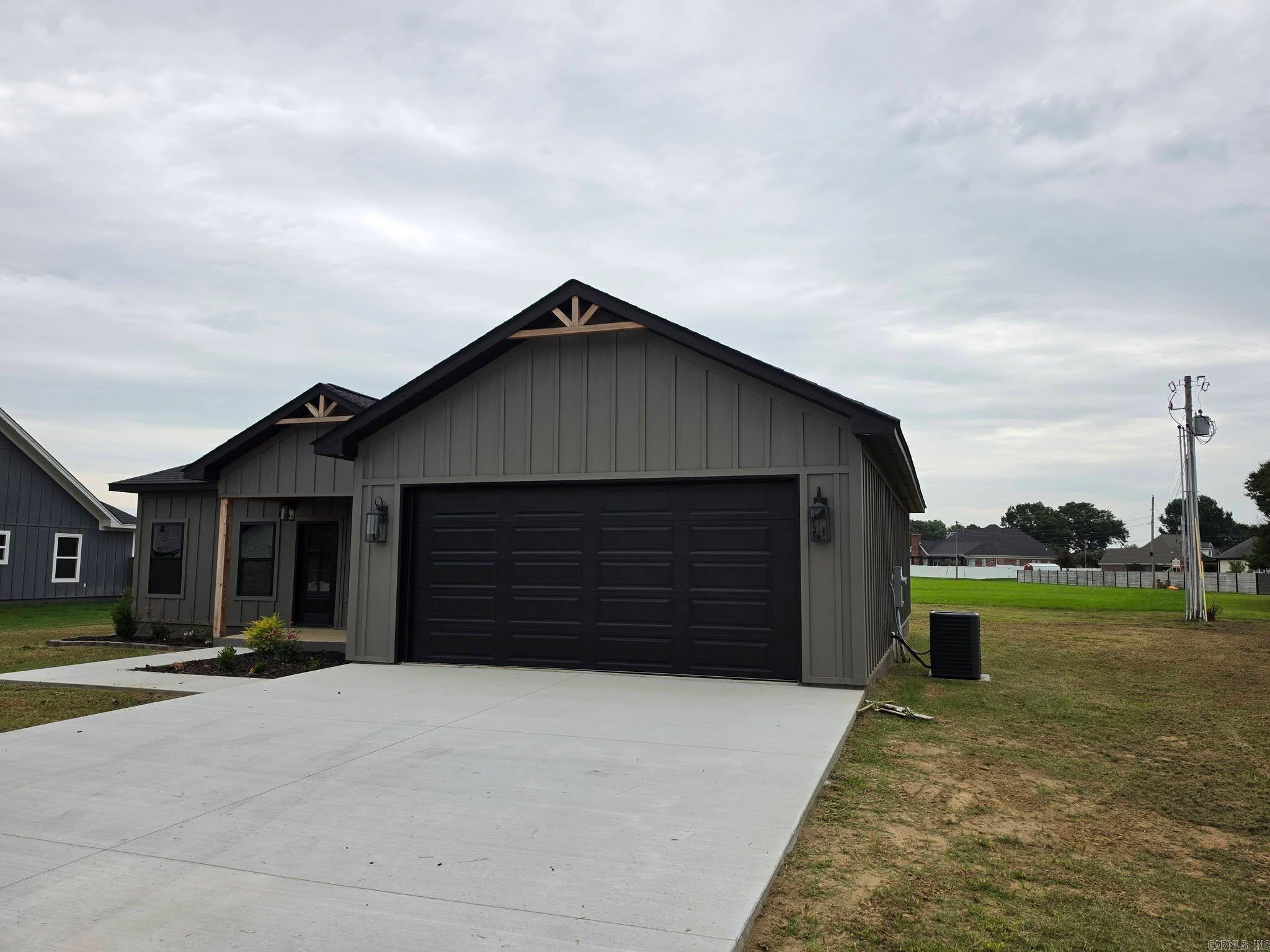 410 Olivia Dr  Newport, AR