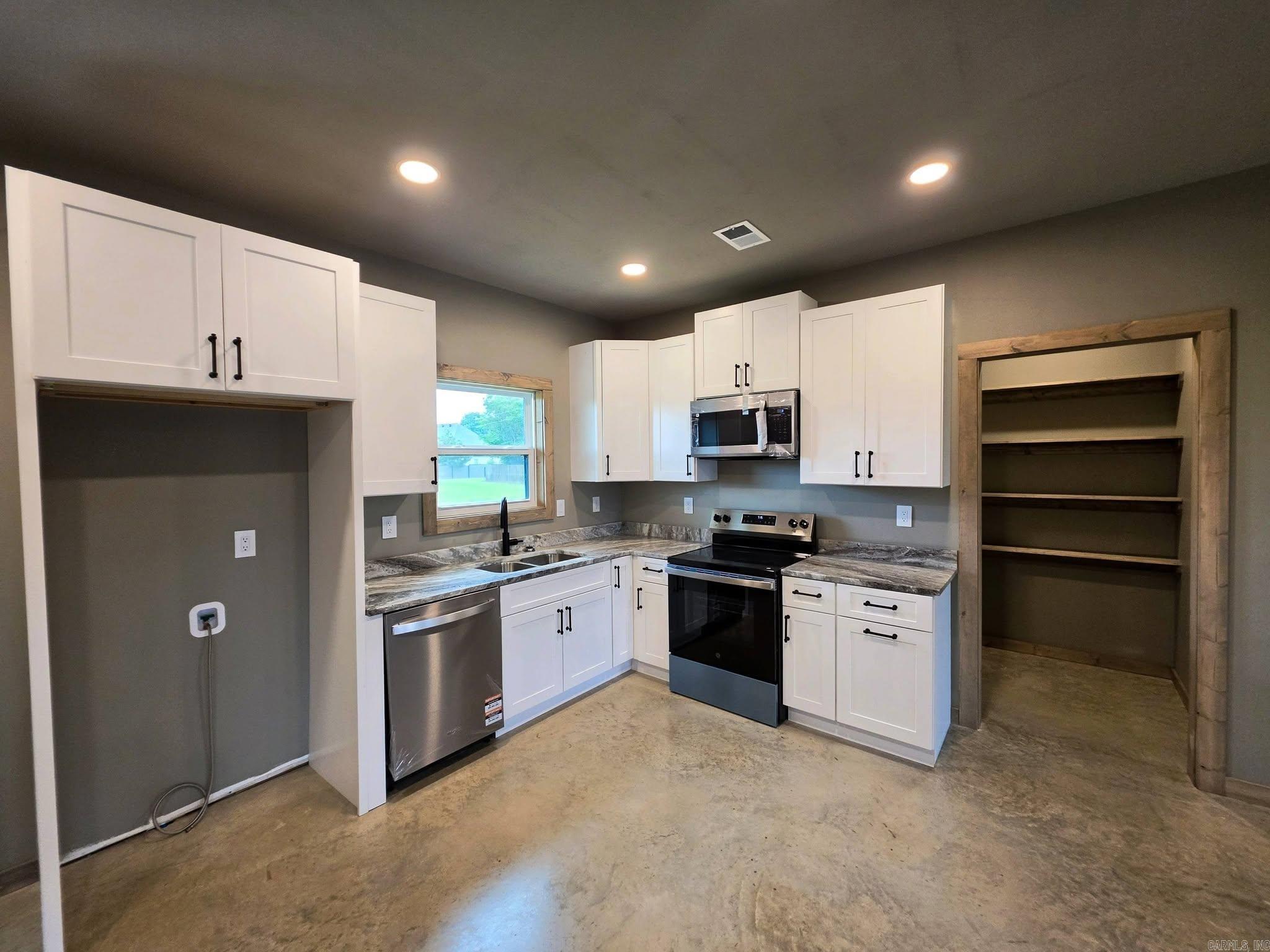410 Olivia Dr  Newport, AR