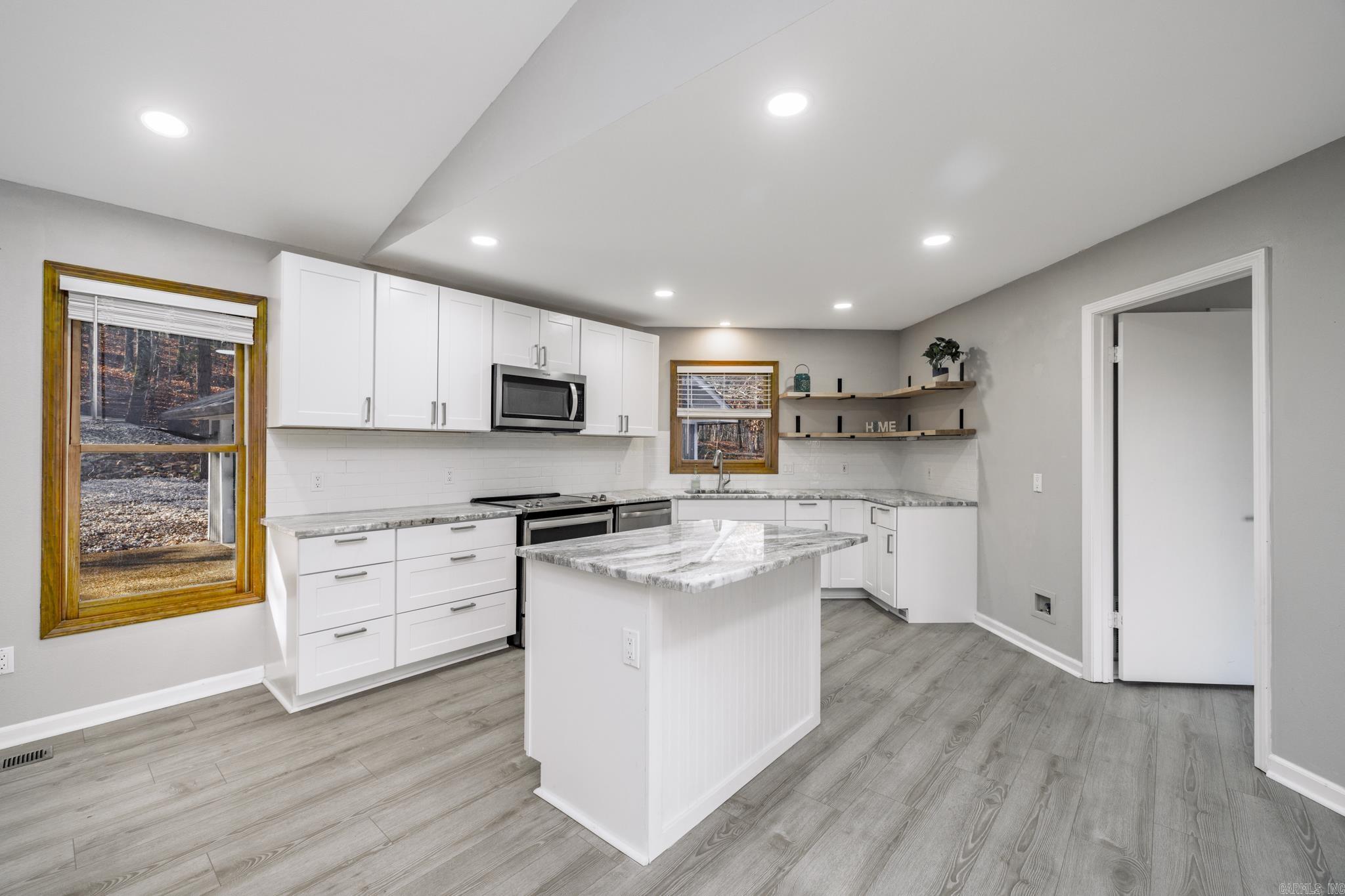 Granite Counters an Spacious Island