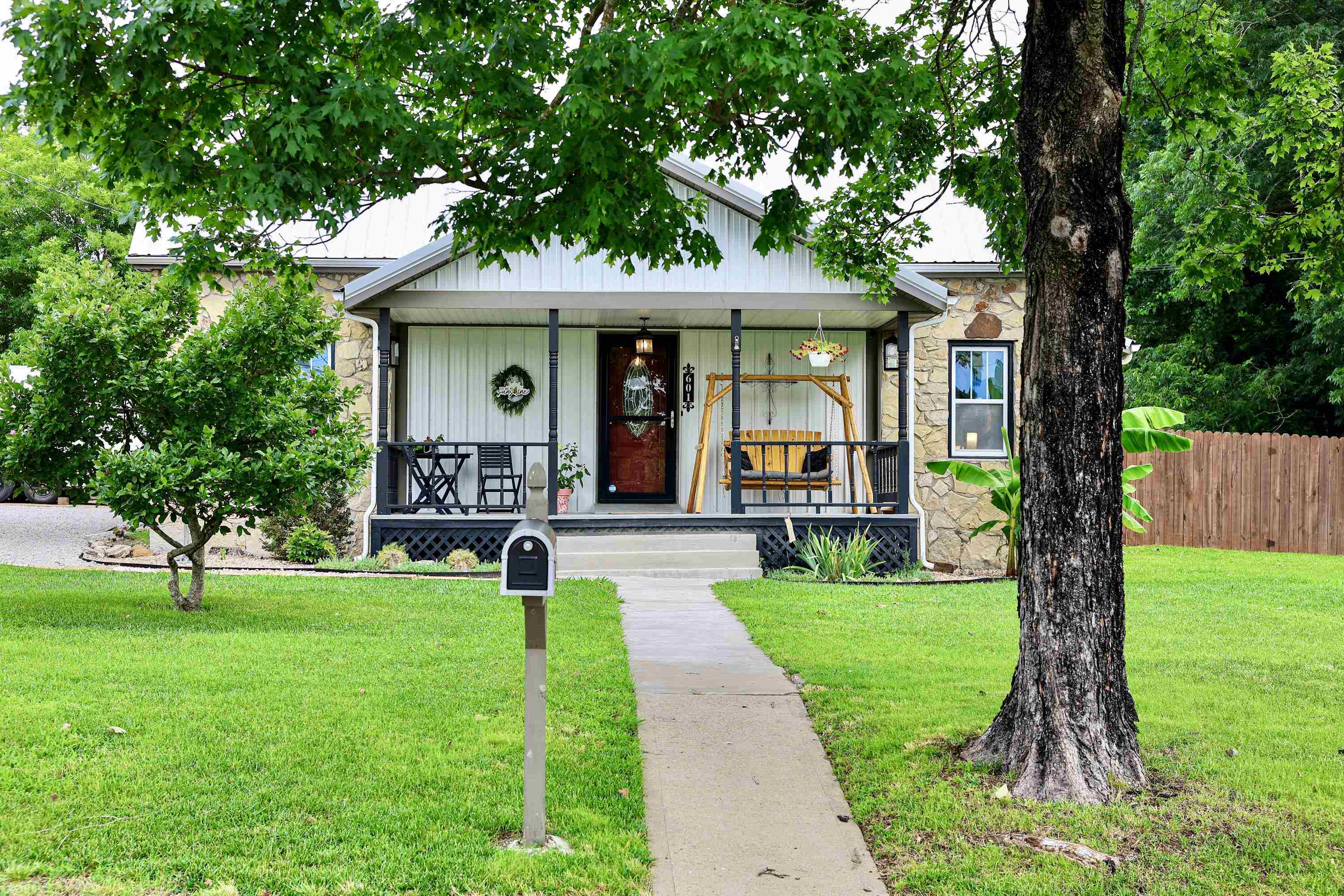 601 E 4th St  Mountain Home, AR