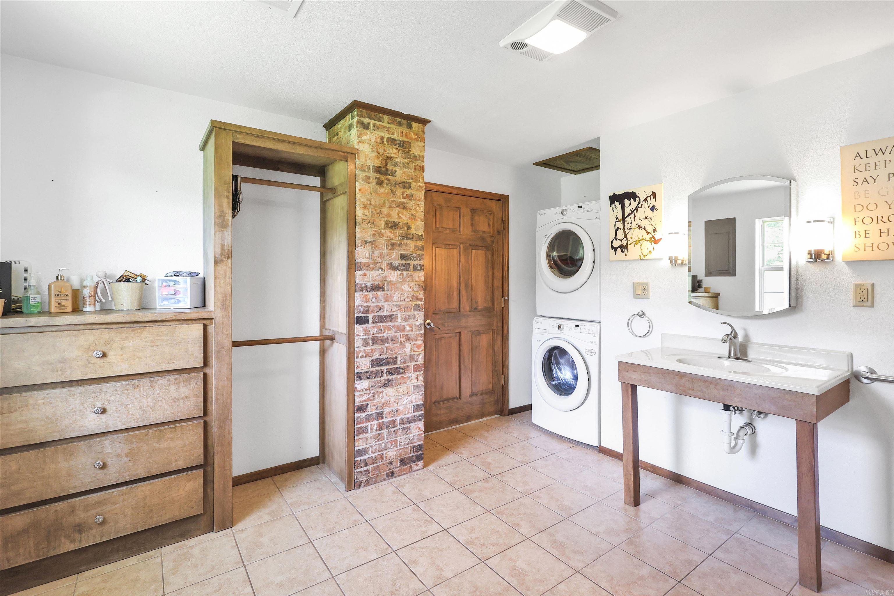 132 South  Mount Ida, AR