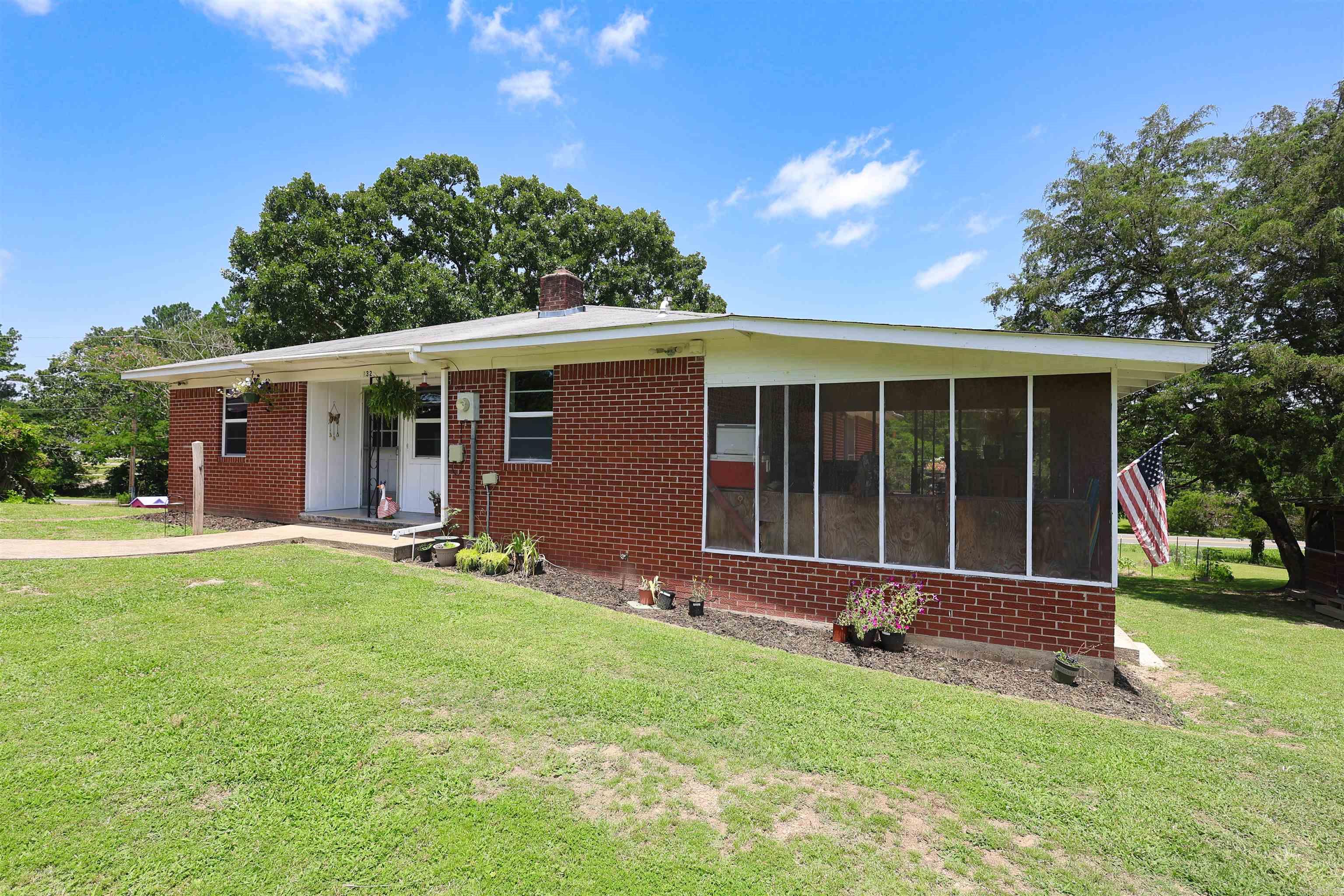 132 South  Mount Ida, AR