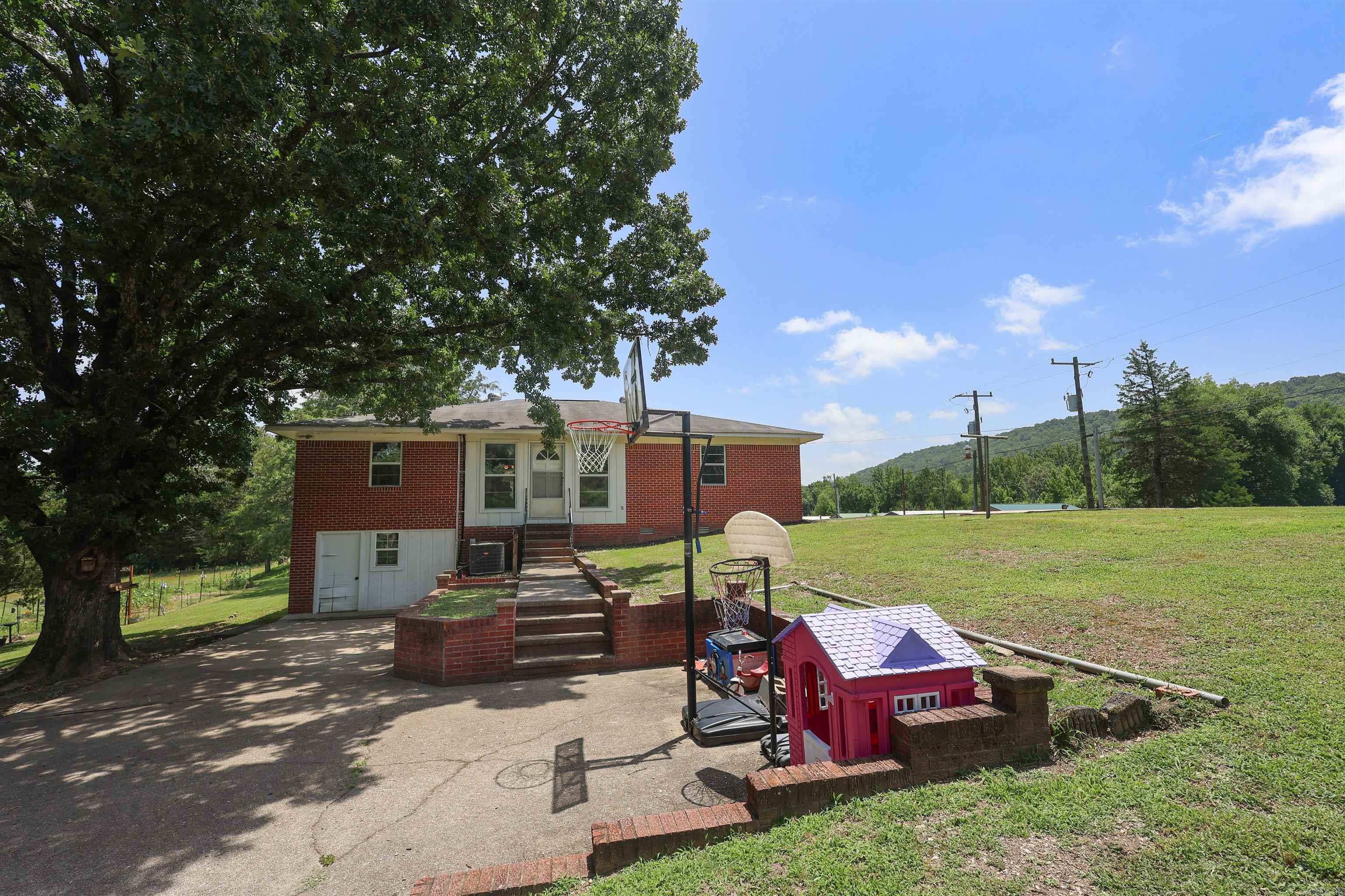 132 South  Mount Ida, AR