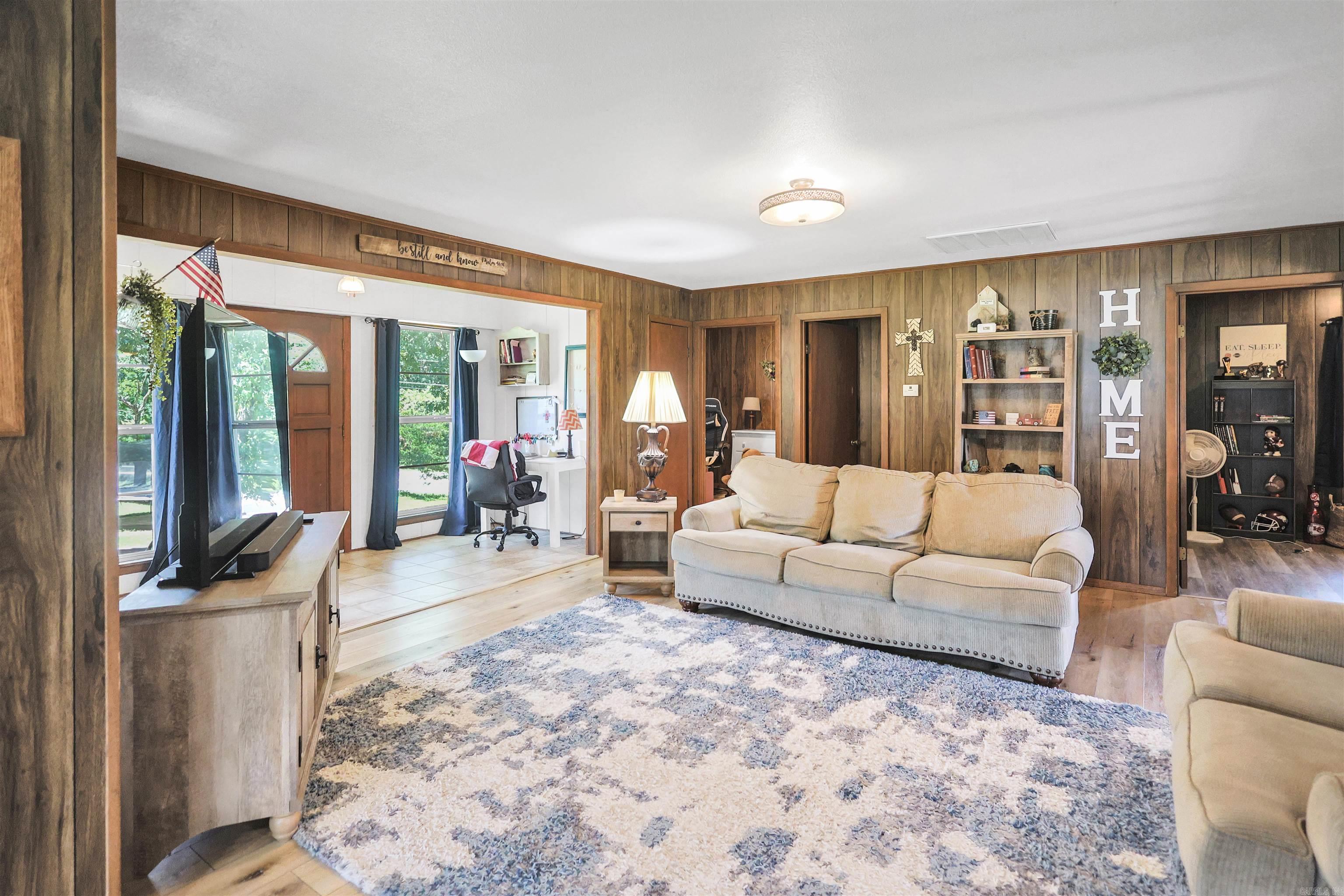 132 South  Mount Ida, AR