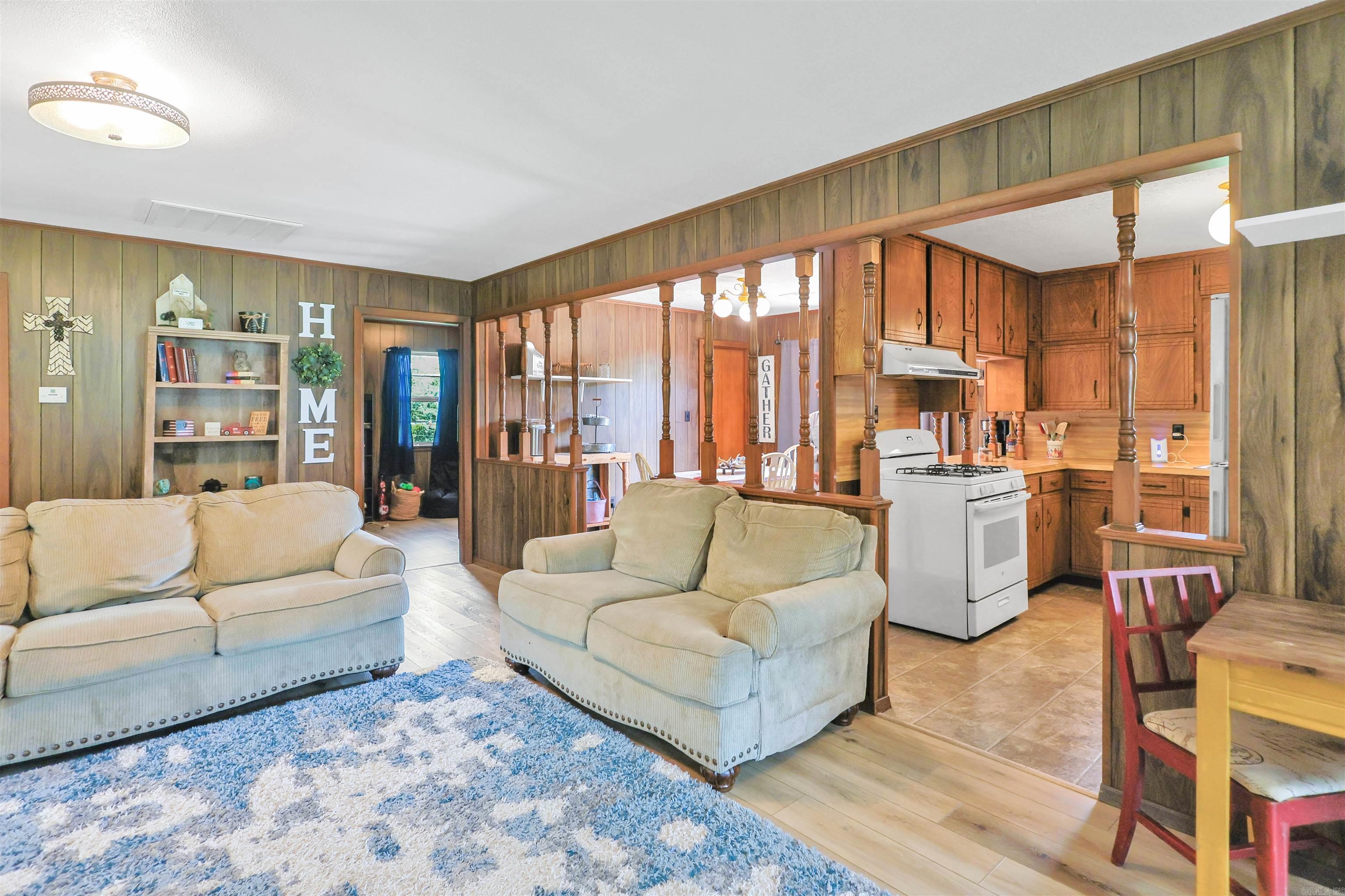 132 South  Mount Ida, AR