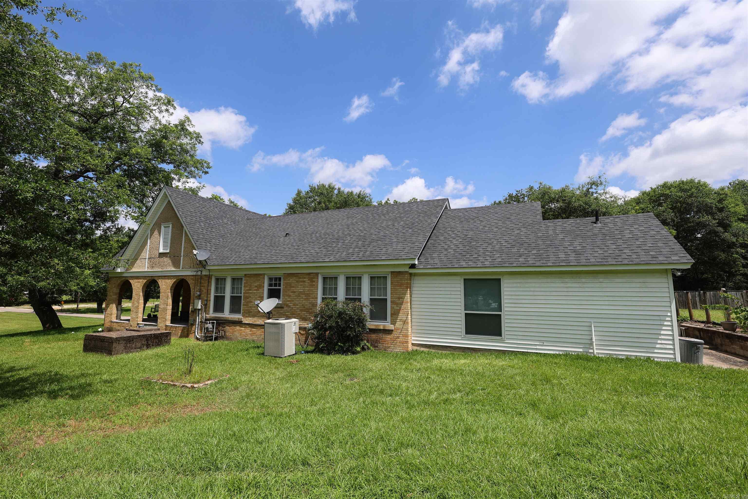124 N Hill  Amity, AR