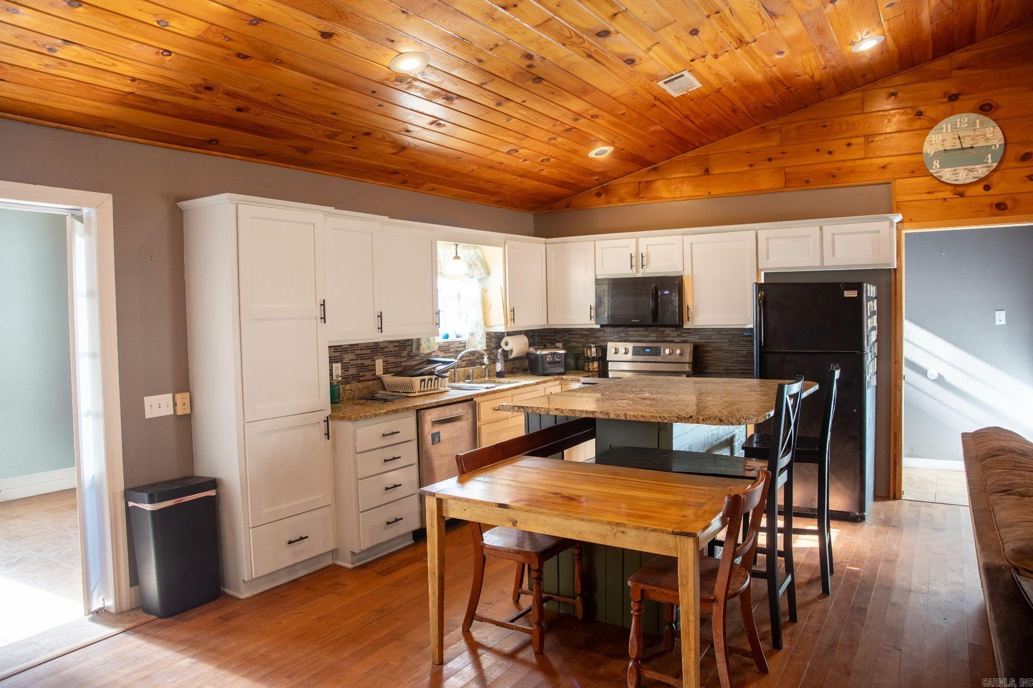 101 Henderson  Mountain View, AR