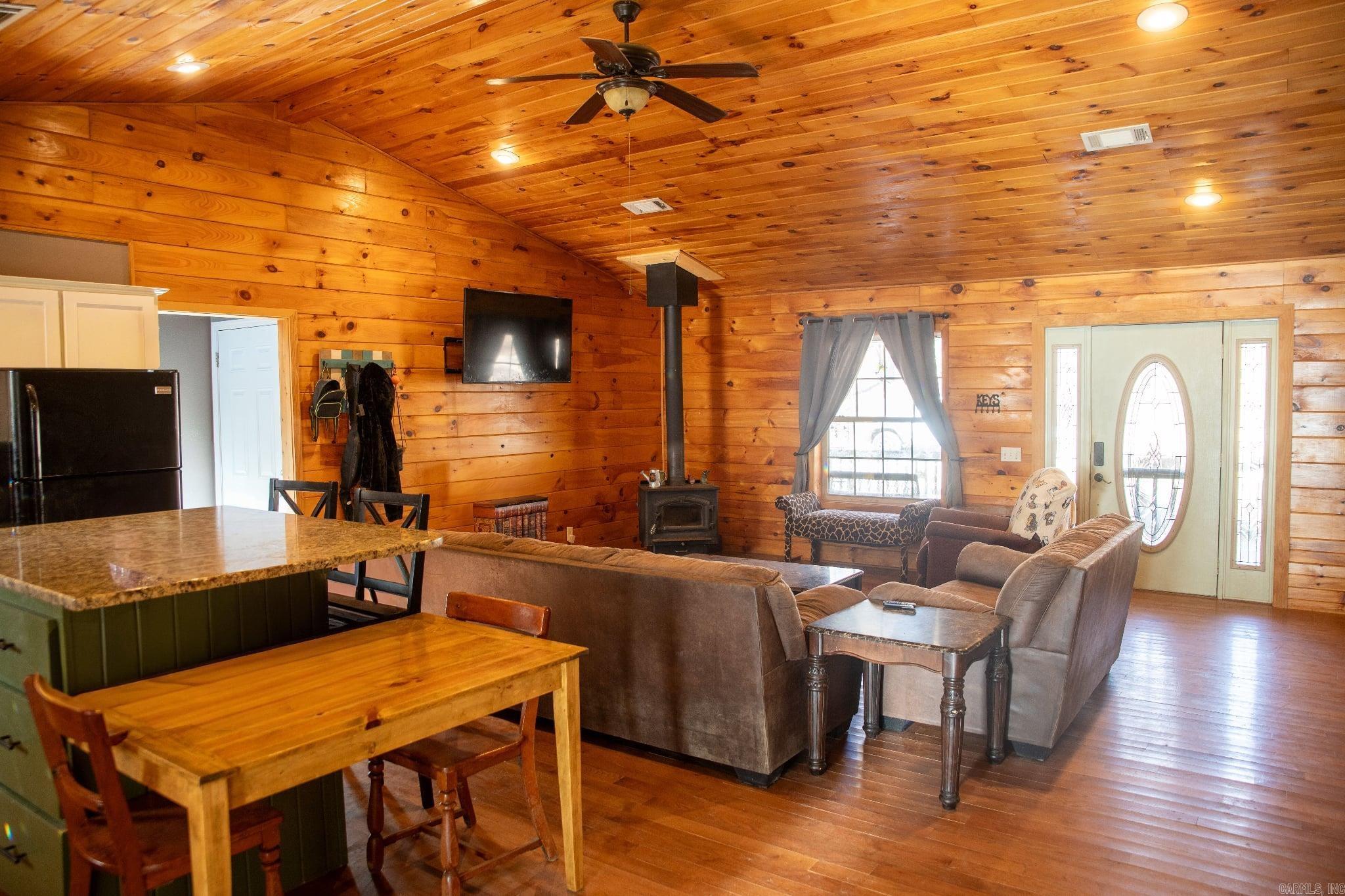 101 Henderson  Mountain View, AR