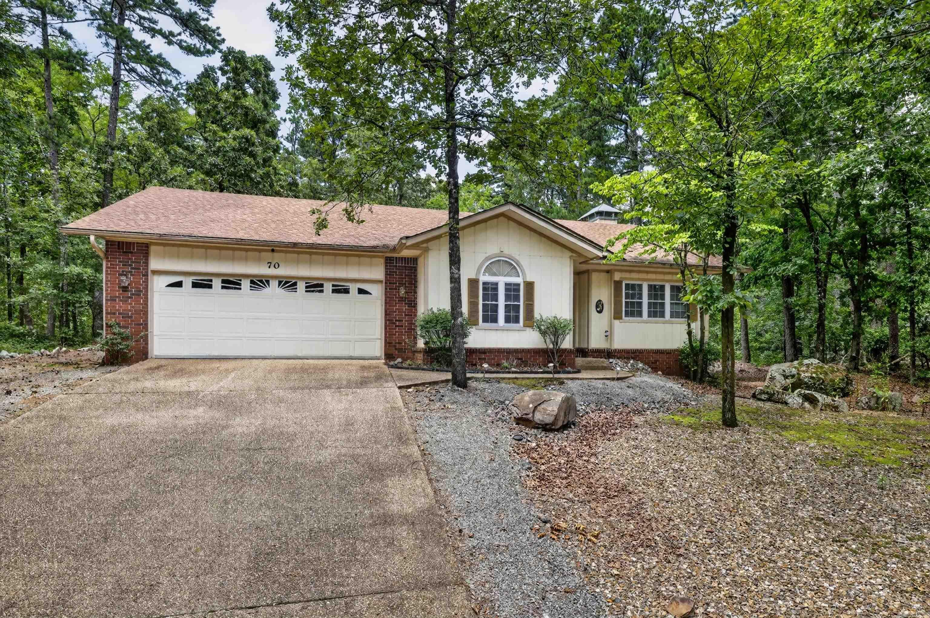 70 Almazan Way  Hot Springs Village, AR